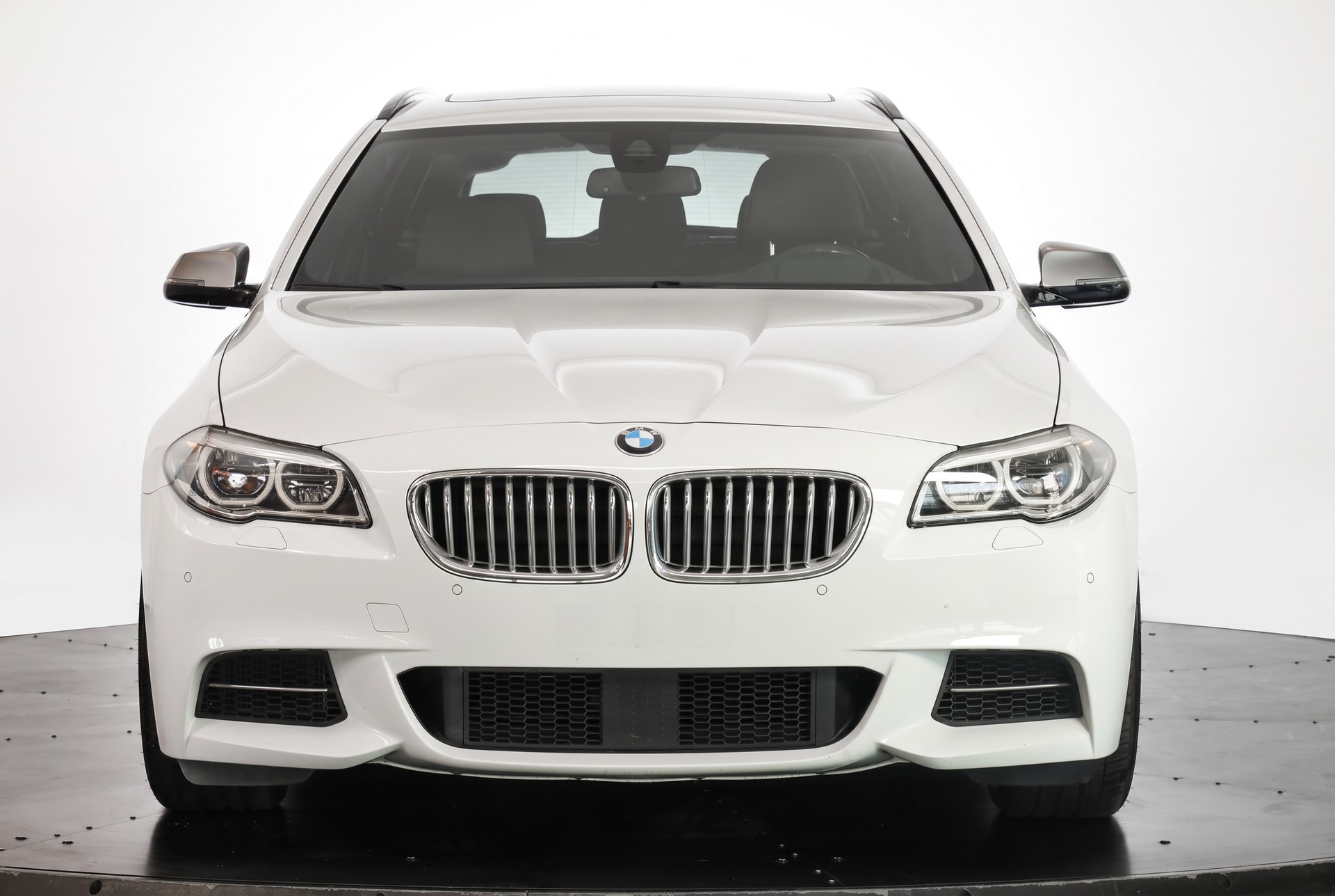 BMW M550d Touring xDrive Steptronic-showroom-element-1
