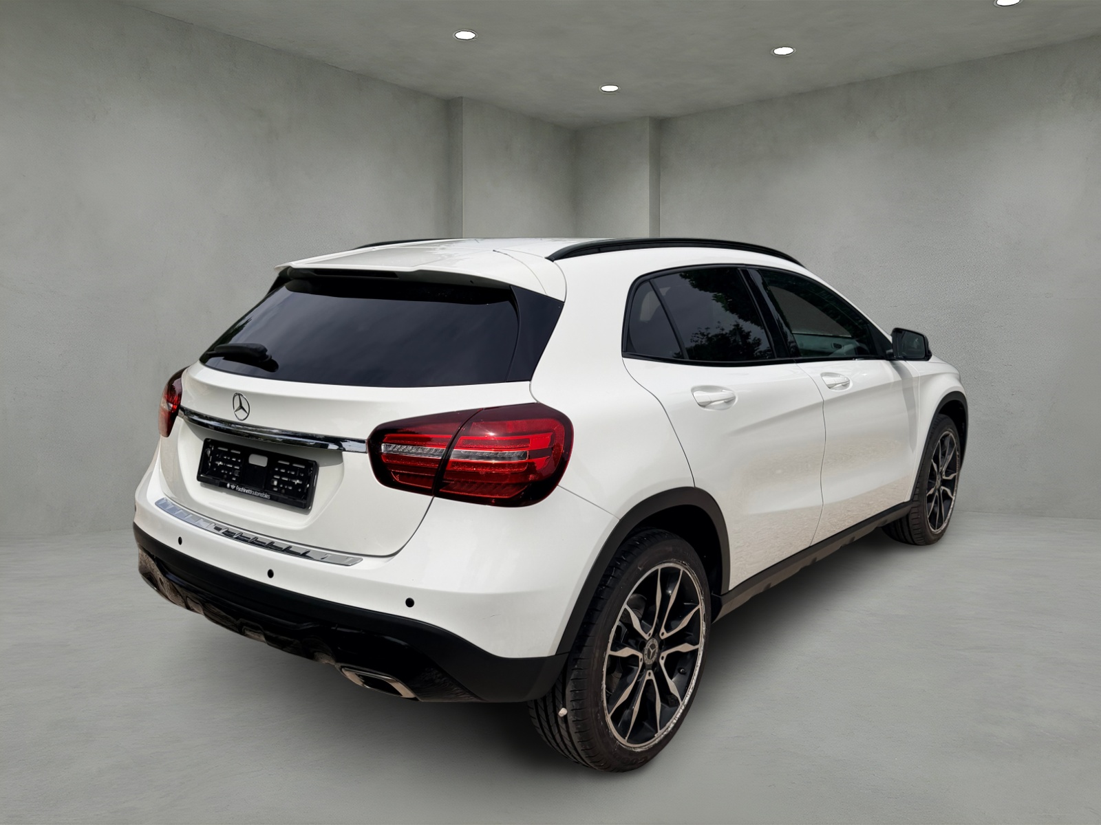 MERCEDES-BENZ GLA 200 AMG Line 7G-DCT-image-4