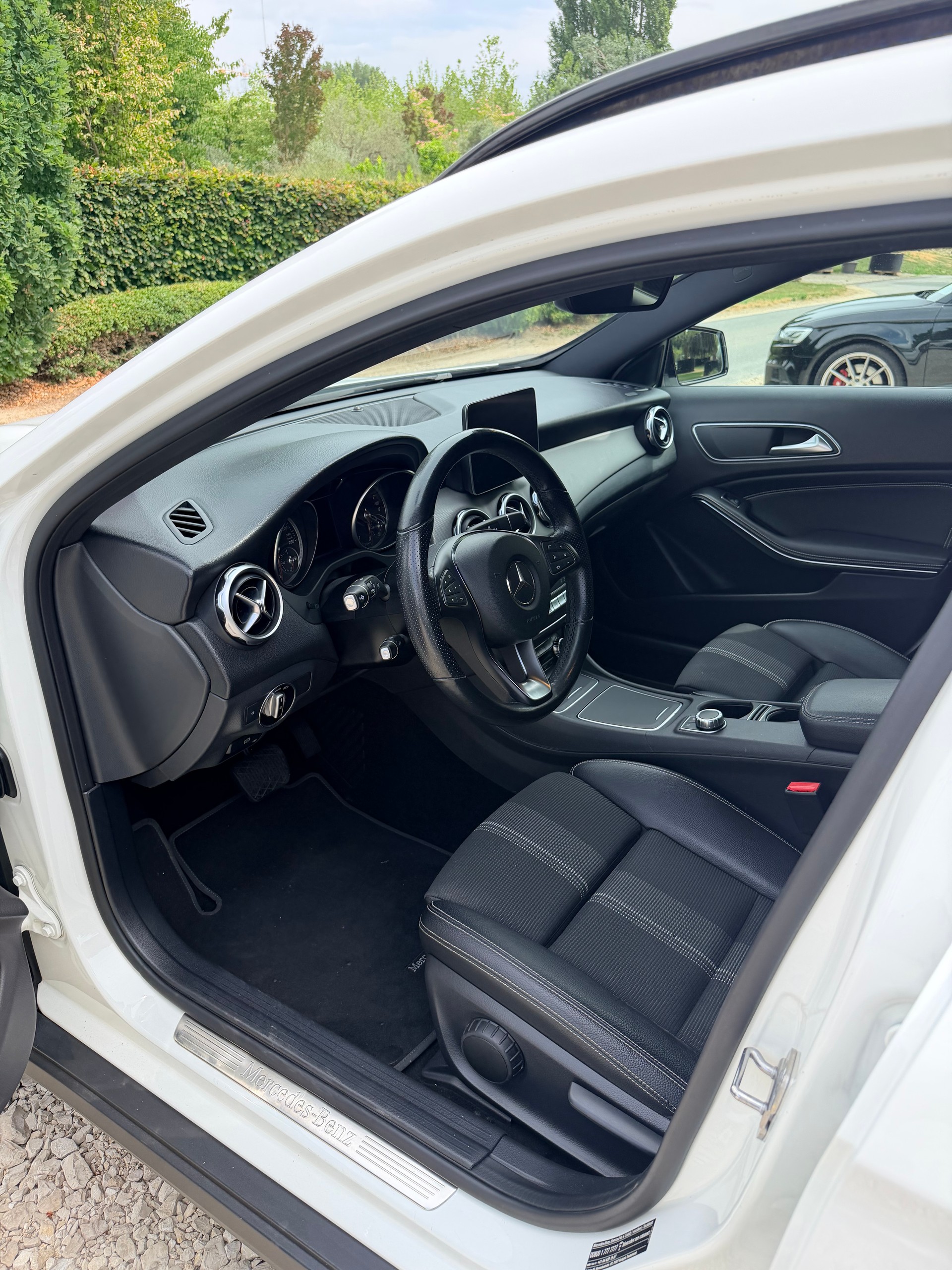 MERCEDES-BENZ GLA 200 AMG Line 7G-DCT-image-5