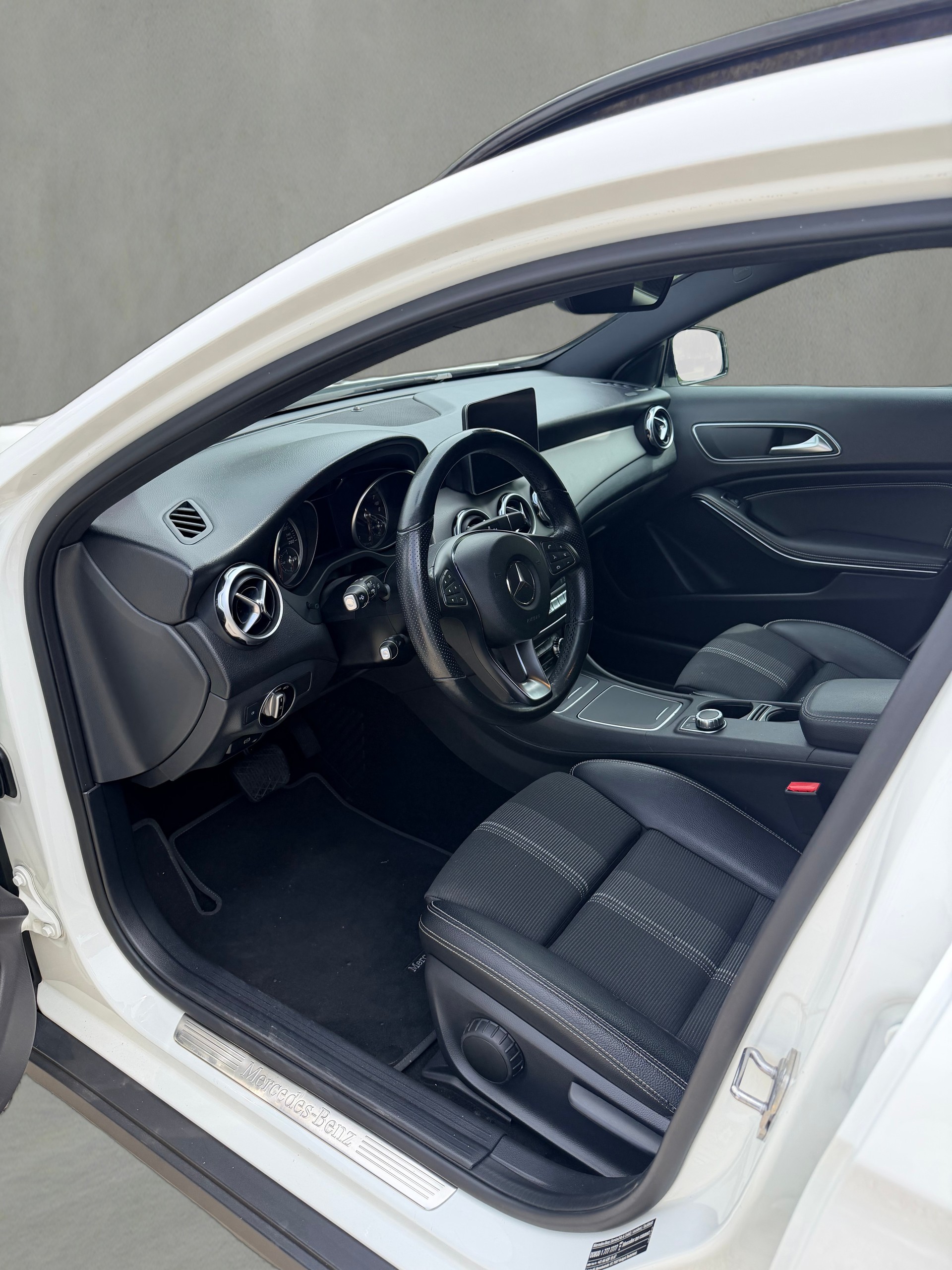MERCEDES-BENZ GLA 200 AMG Line 7G-DCT-image-5