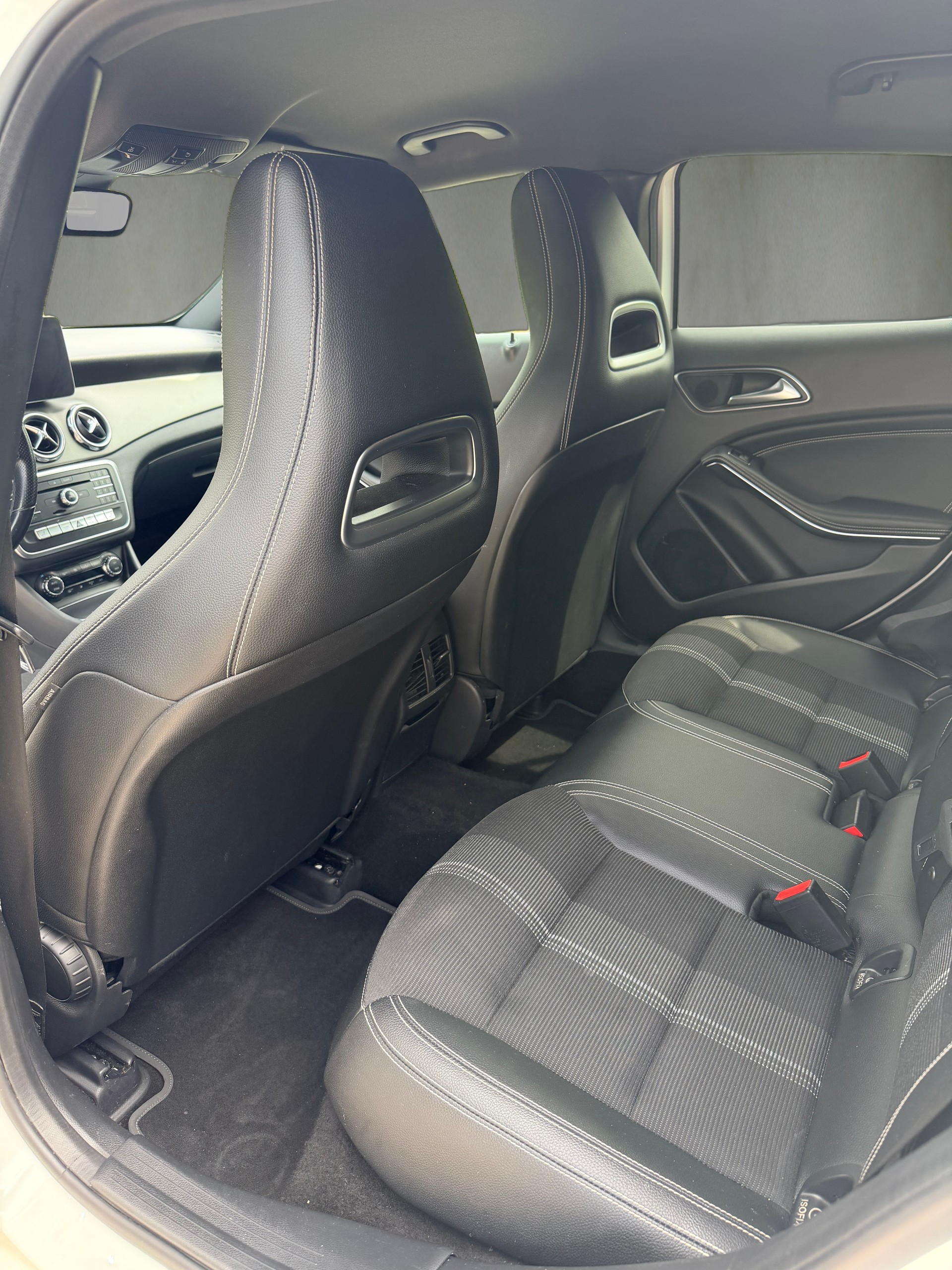 MERCEDES-BENZ GLA 200 AMG Line 7G-DCT-image-6