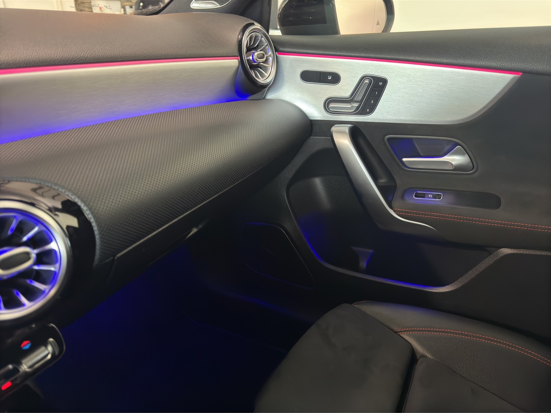 MERCEDES-BENZ A 35 AMG 4Matic Speedshift-image-25