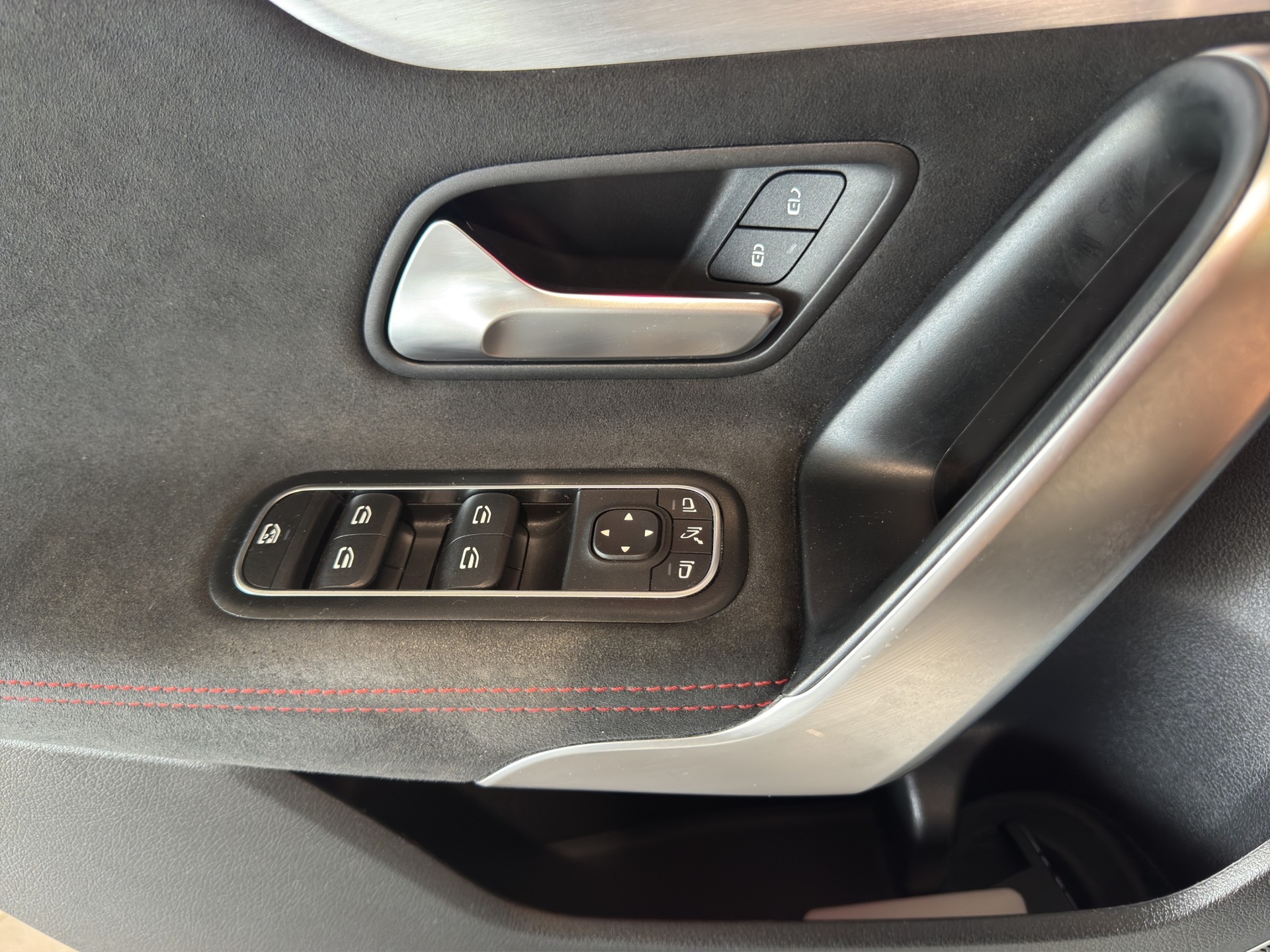 MERCEDES-BENZ A 35 AMG 4Matic Speedshift-image-11