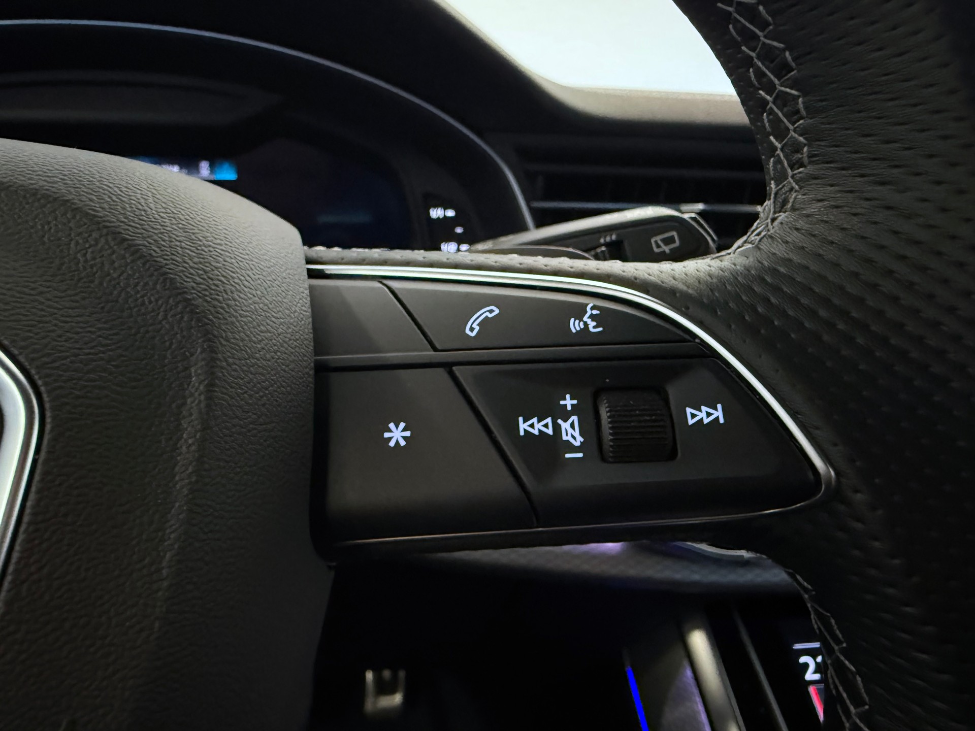AUDI SQ7 TFSI quattro tiptronic 7-Plätzer "ALL BLACK"-image-25