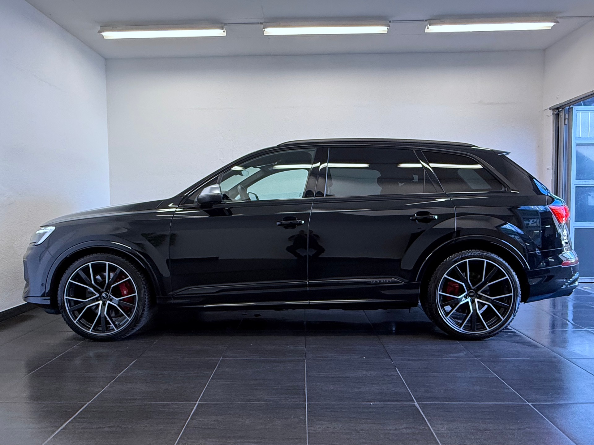 AUDI SQ7 TFSI quattro tiptronic 7-Plätzer "ALL BLACK"-image-6