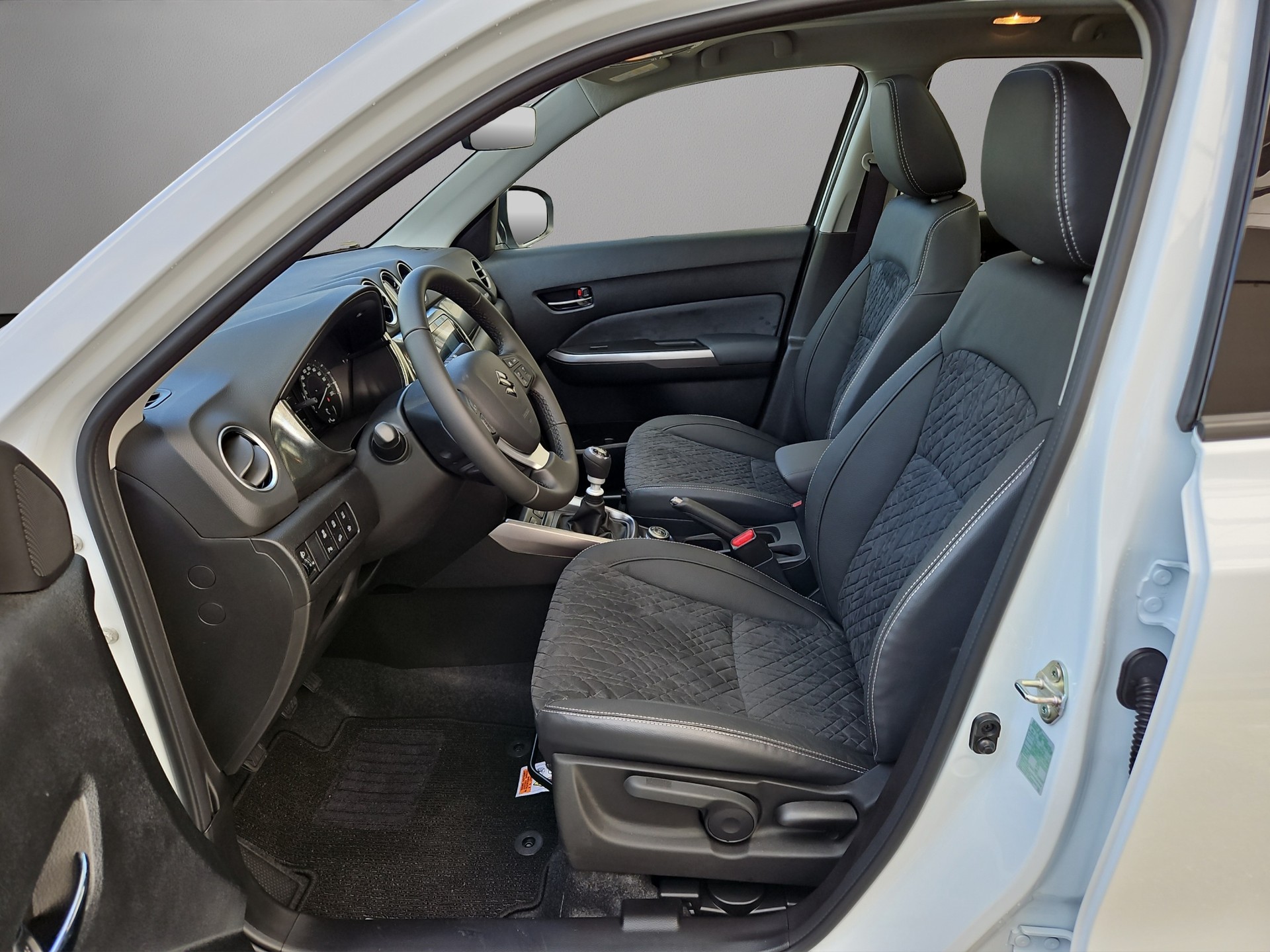 SUZUKI Vitara 1.4 Boosterjet Compact Top 4x4 Hybrid-image-4