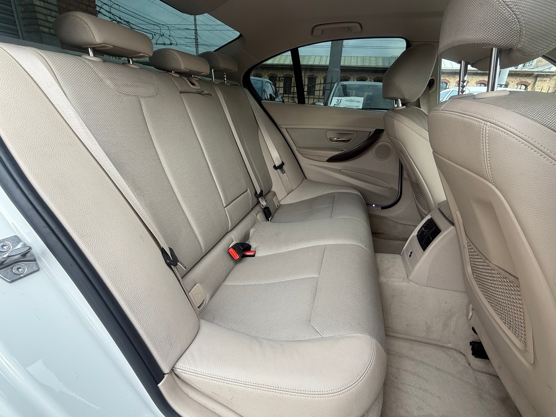 BMW 328i xDrive Modern Line Steptronic-image-14