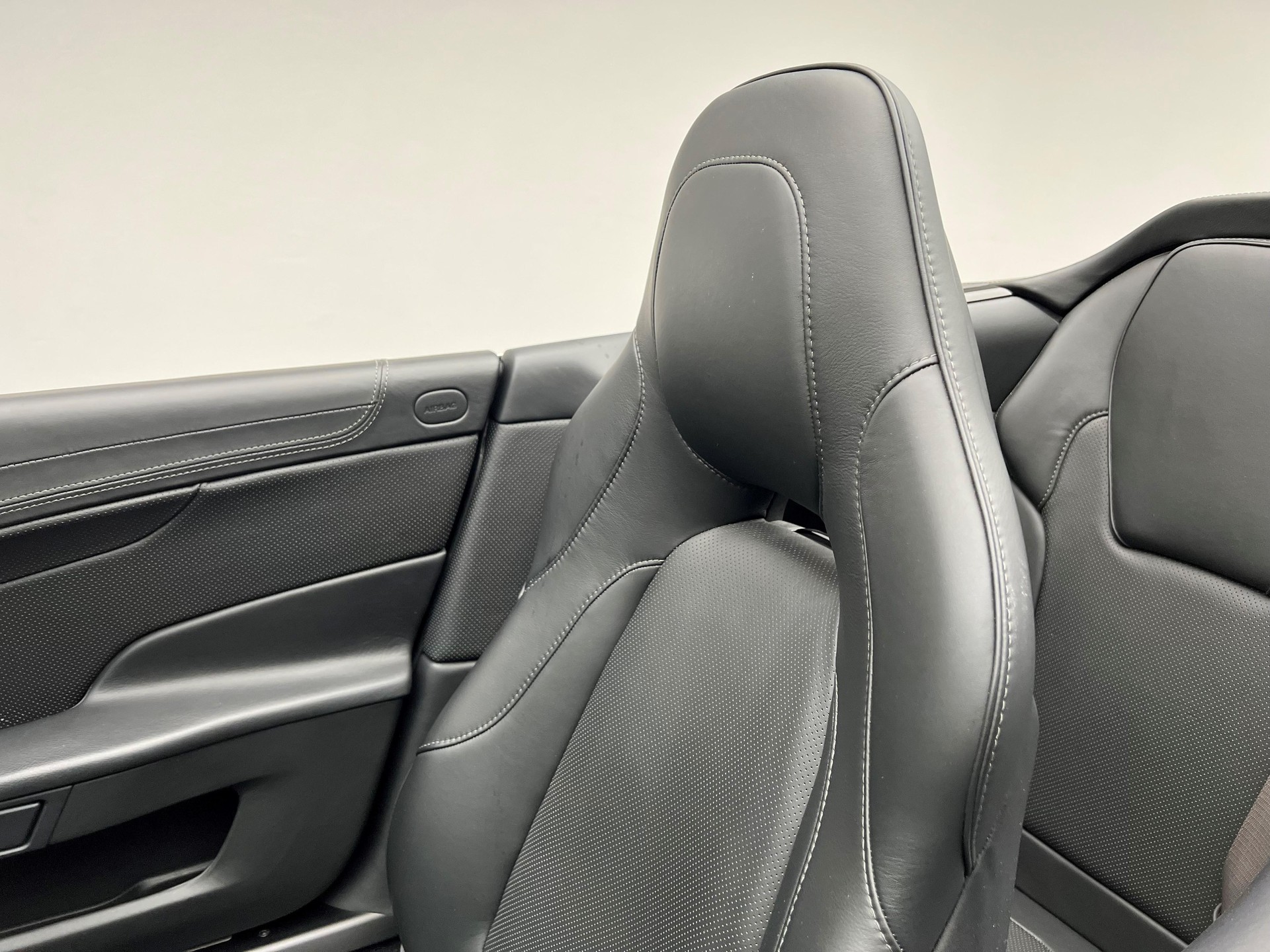 ASTON MARTIN Vanquish Volante 6.0 V12-image-4