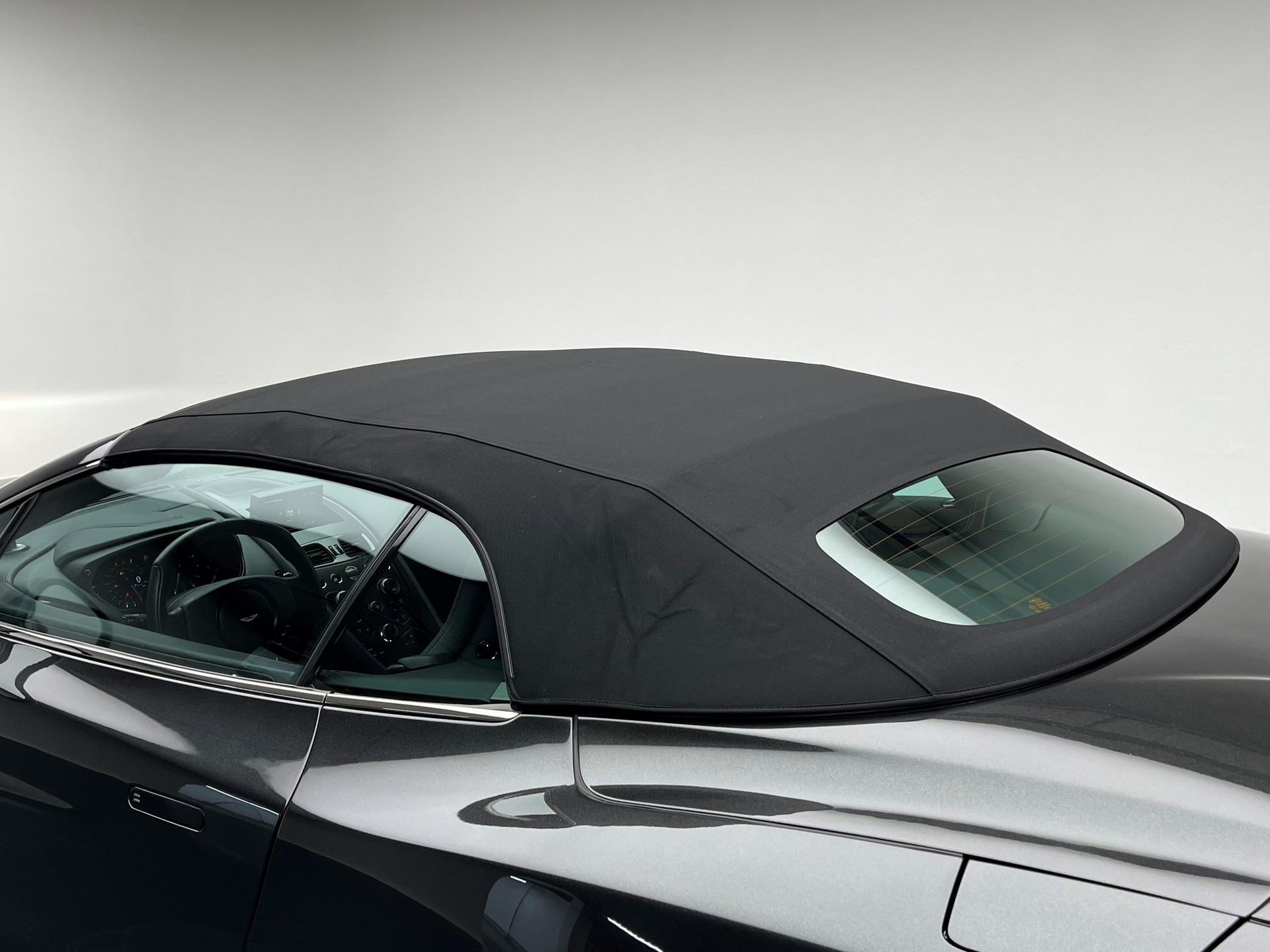 ASTON MARTIN Vanquish Volante 6.0 V12-image-13