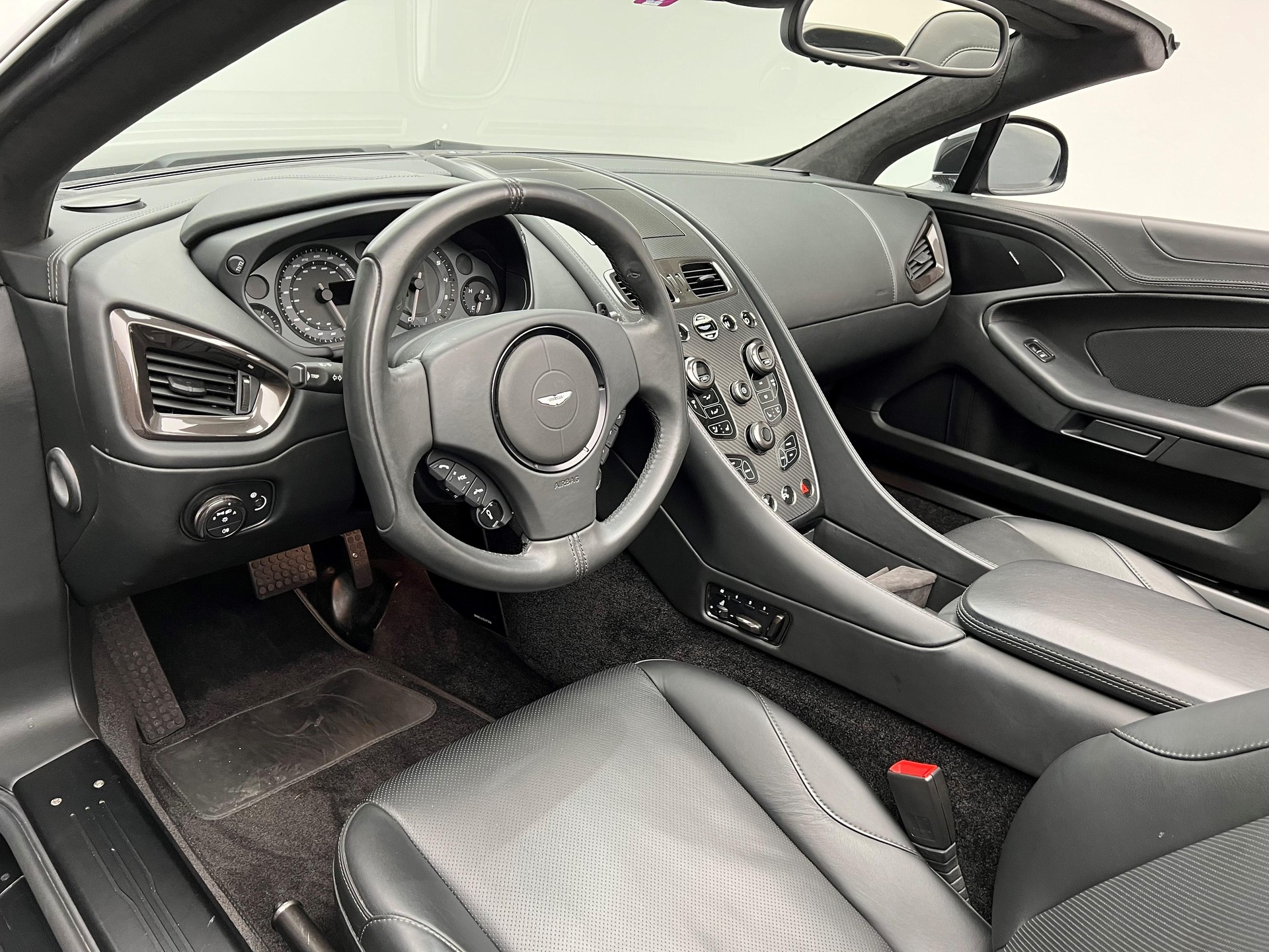 ASTON MARTIN Vanquish Volante 6.0 V12-showroom-element-2