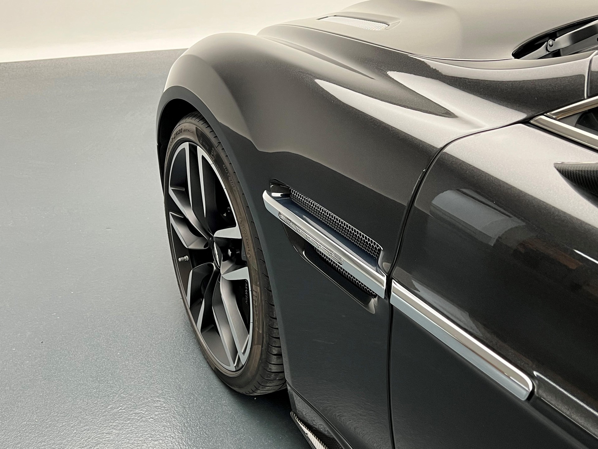 ASTON MARTIN Vanquish Volante 6.0 V12-image-8
