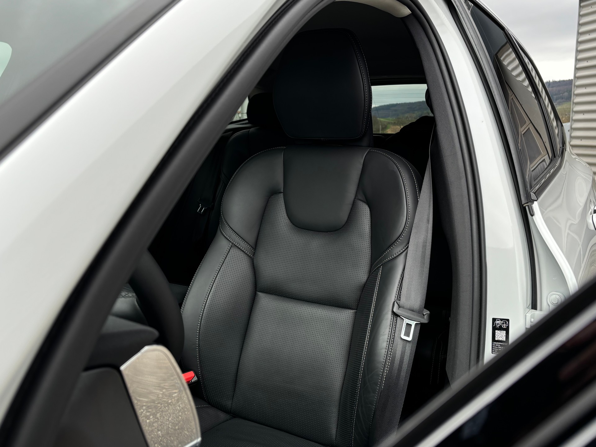 VOLVO XC60 2.0 T8 TE Plus Dark eAWD-showroom-element-3