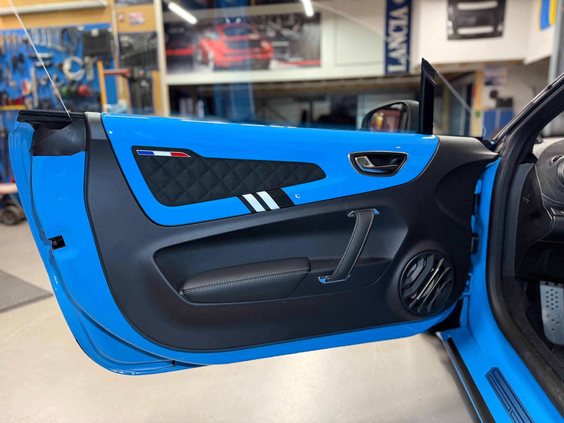 ALPINE A110 San Remo 73 Limited Edition Nr. 113 / 200 mit rotem Carbondach-image-5