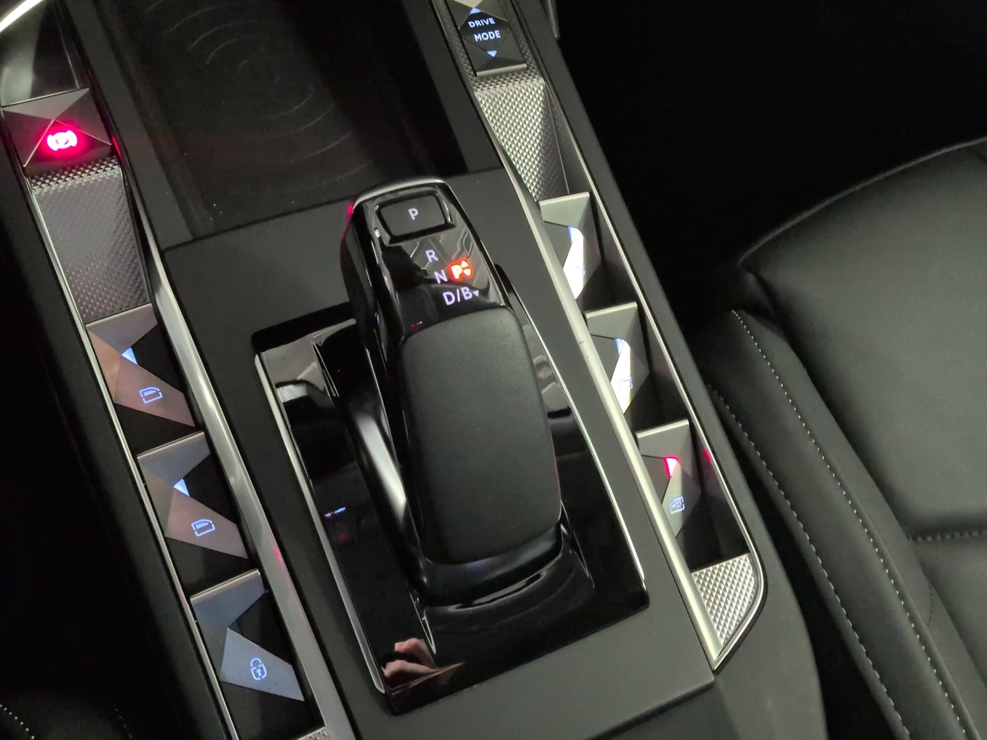 DS AUTOMOBILES DS 3 E-Tense 156 Opera-image-11