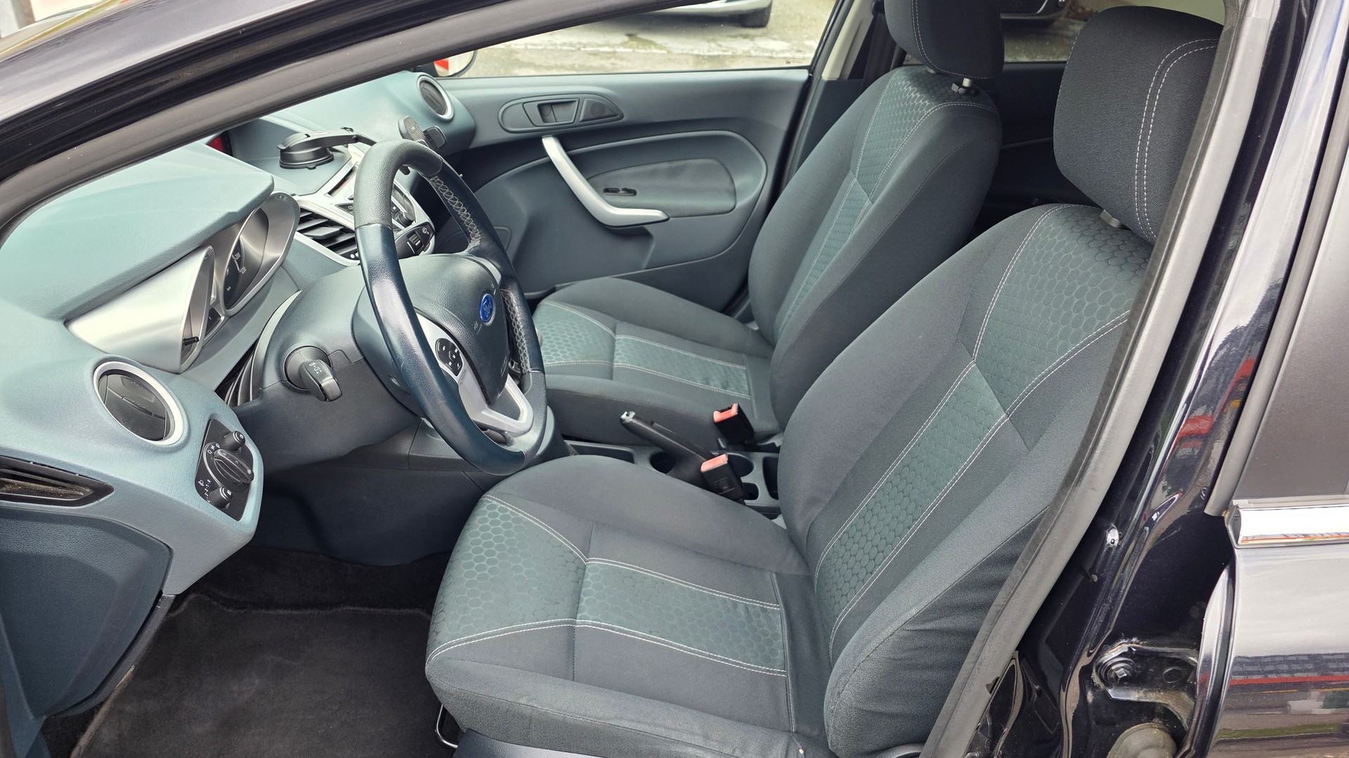 FORD Fiesta 1.4 16V Titanium-image-9