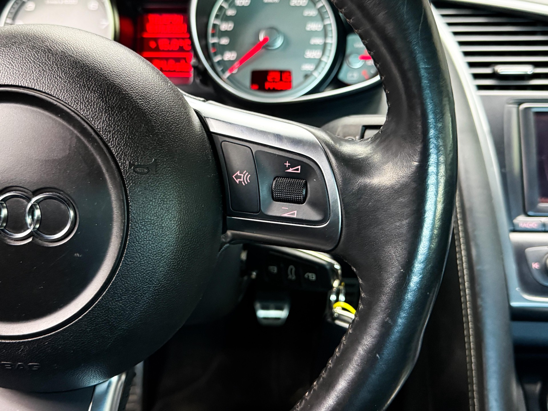 AUDI R8 Coupé 4.2-image-11
