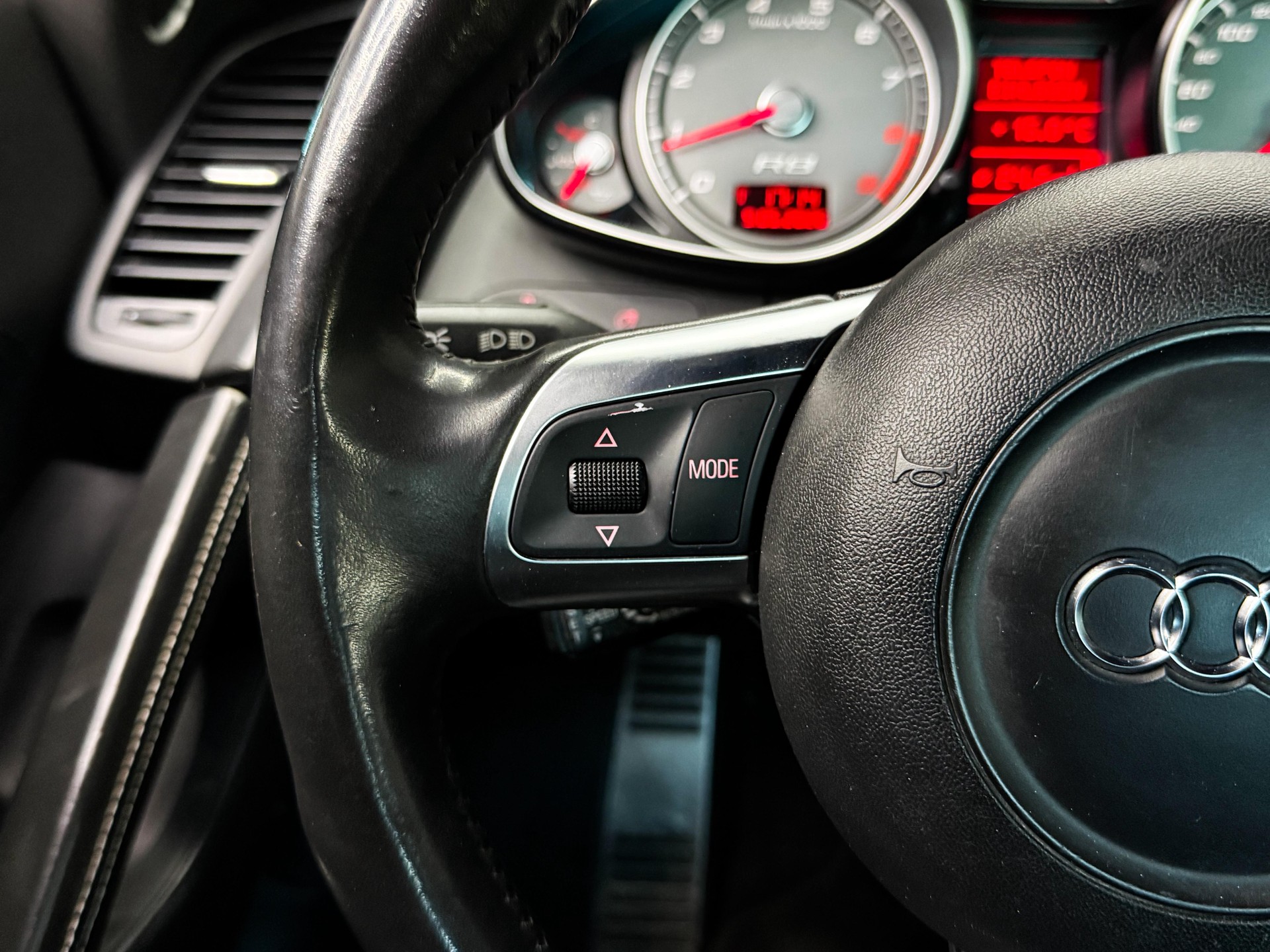 AUDI R8 Coupé 4.2-image-10