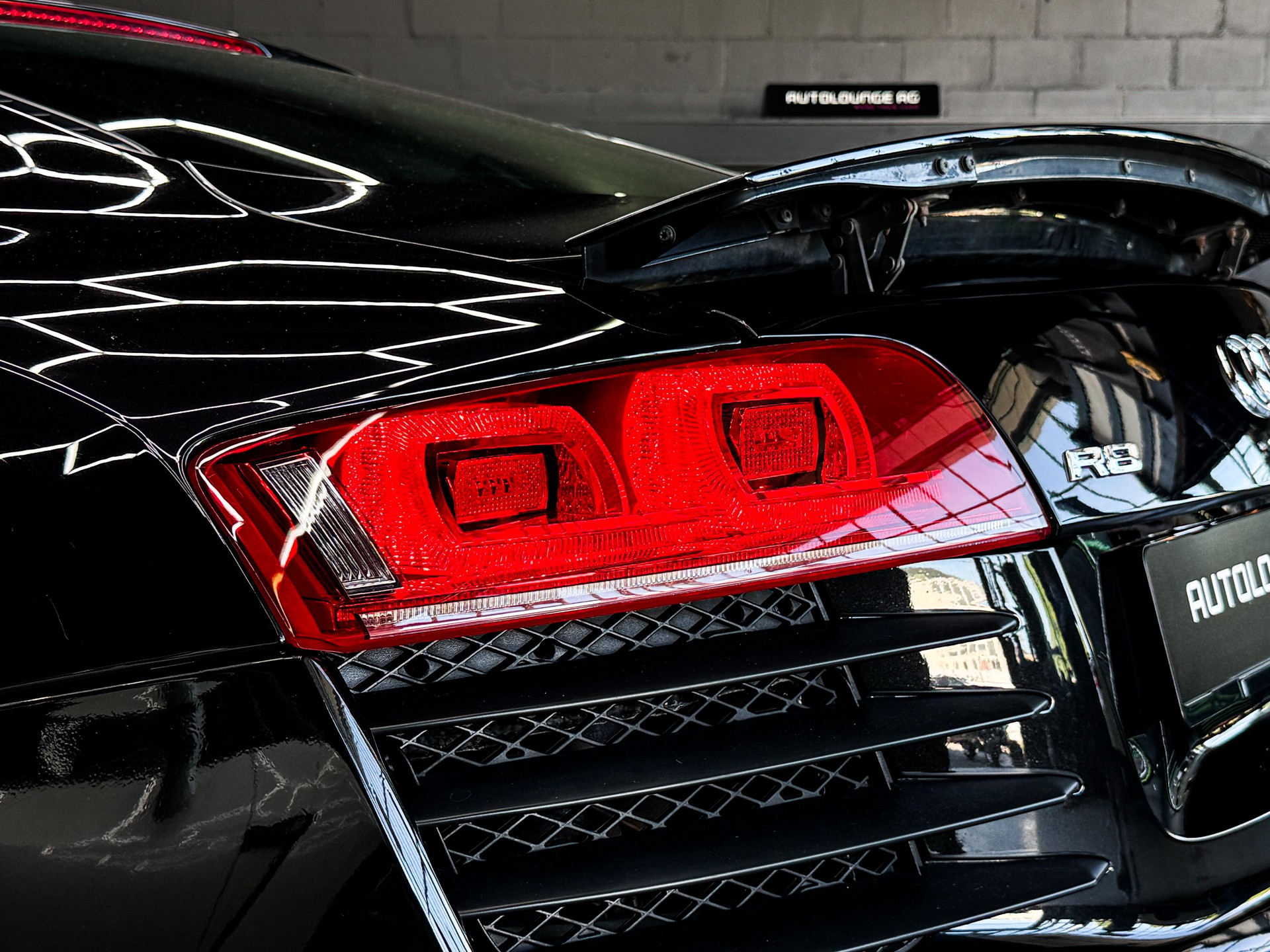 AUDI R8 Coupé 4.2-image-6
