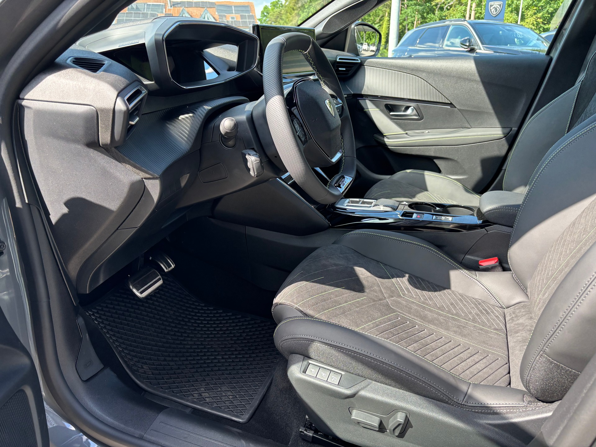 PEUGEOT 208 1.2 MHEV 145 GT-image-10