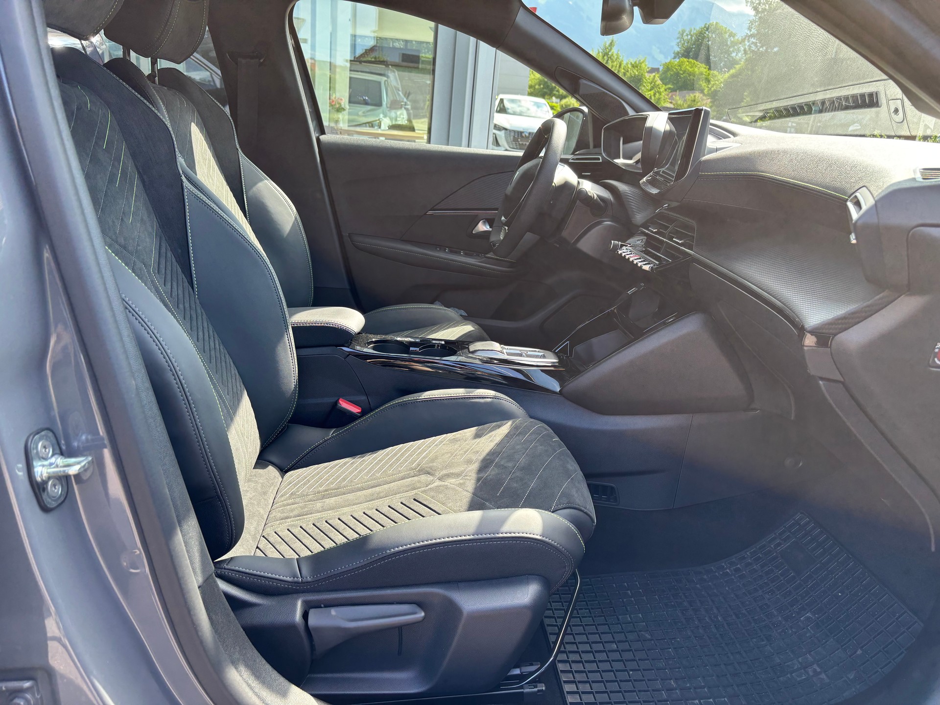 PEUGEOT 208 1.2 MHEV 145 GT-image-7
