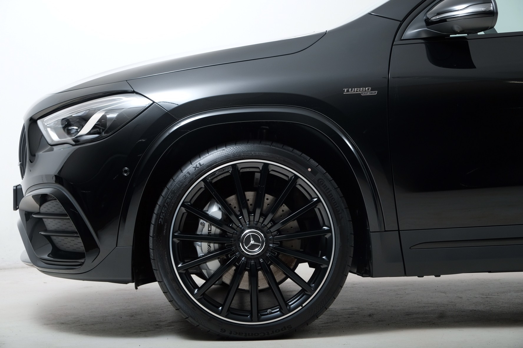 MERCEDES-BENZ GLA AMG 35 4Matic 8G-DCT-showroom-element-3