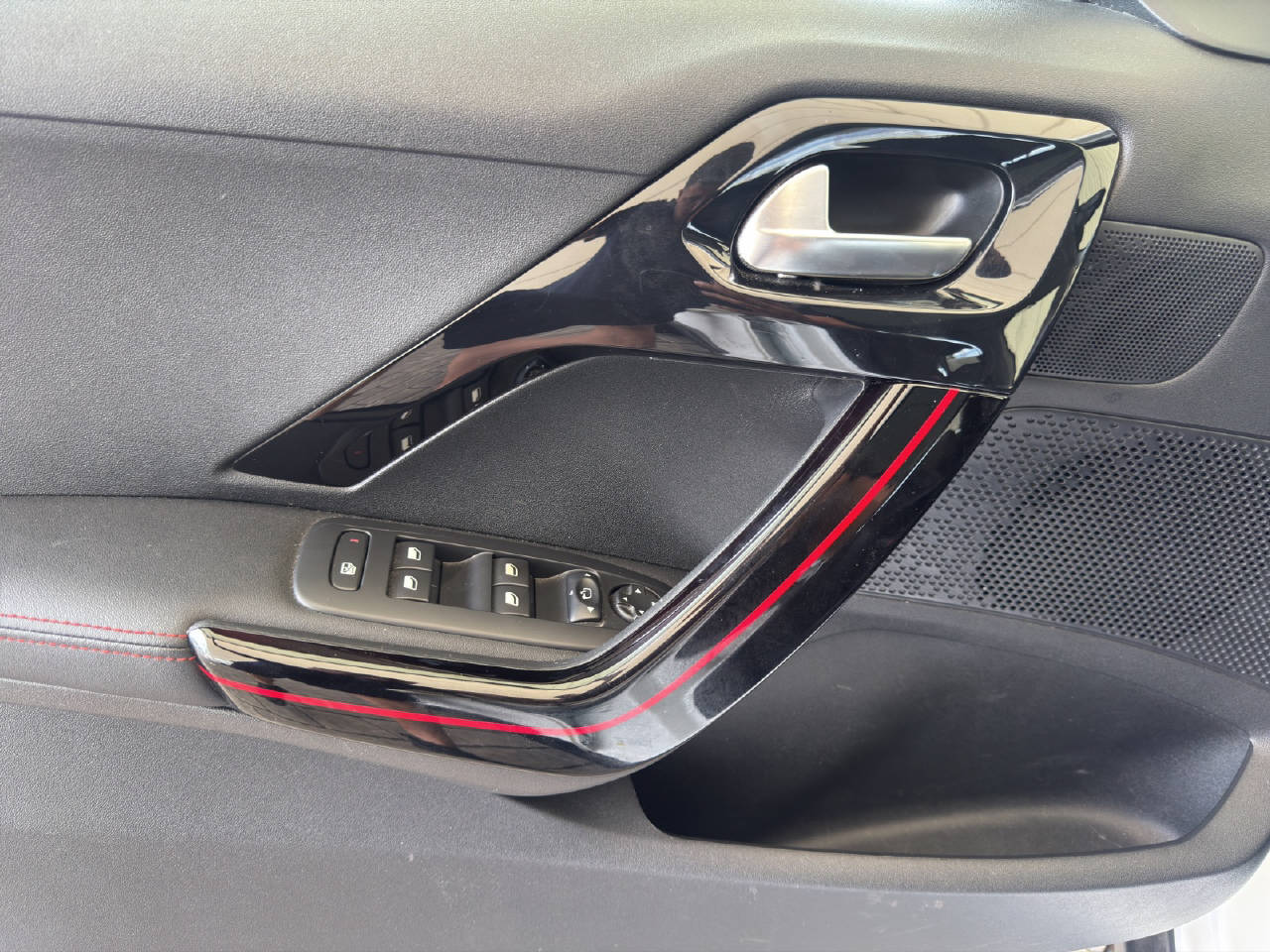 PEUGEOT 2008 1.2 PureTech 110 Allure S/S *Automat*-image-17