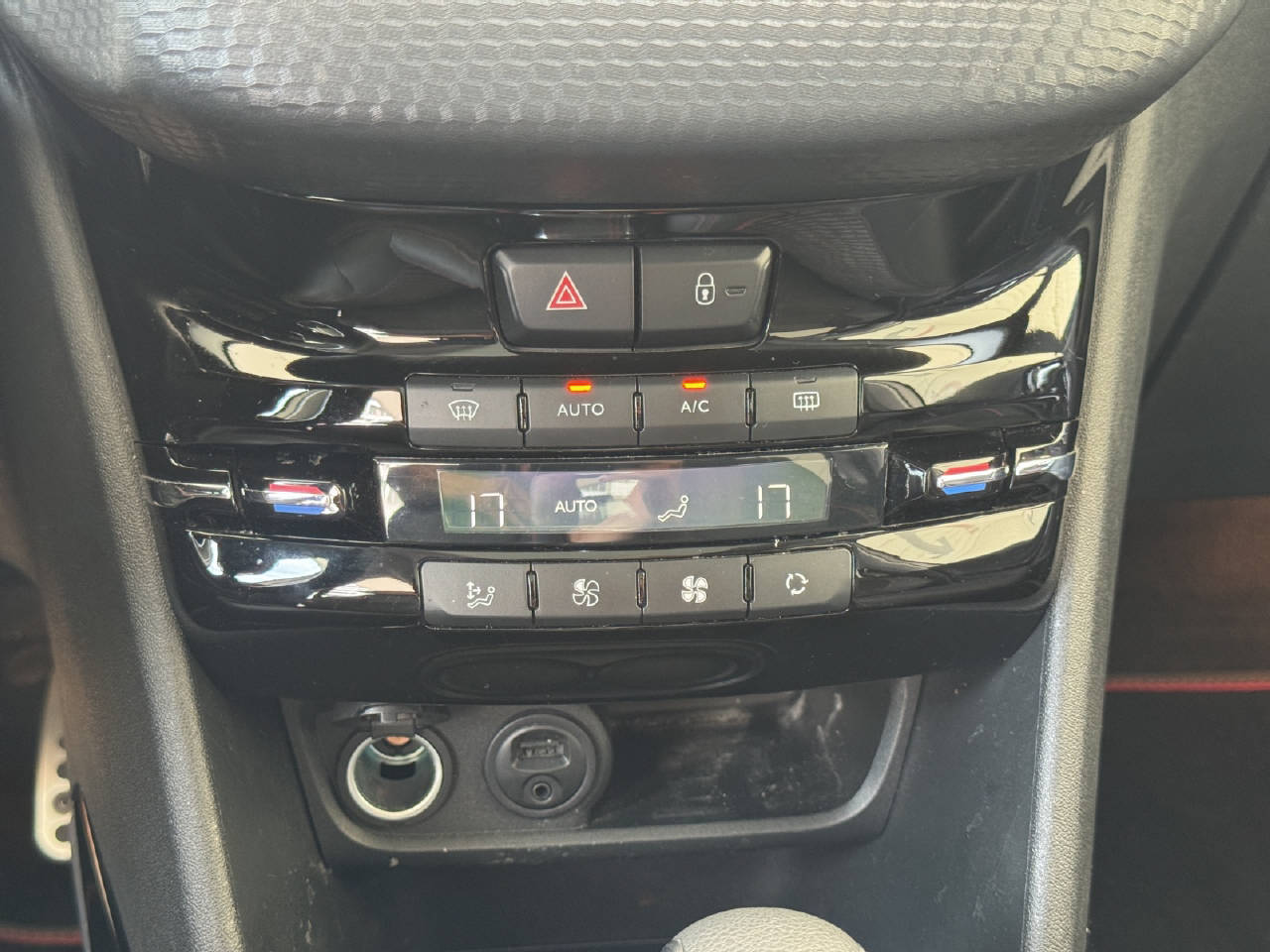 PEUGEOT 2008 1.2 PureTech 110 Allure S/S *Automat*-image-15
