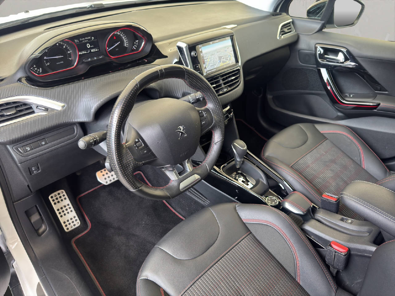 PEUGEOT 2008 1.2 PureTech 110 Allure S/S *Automat*-image-9
