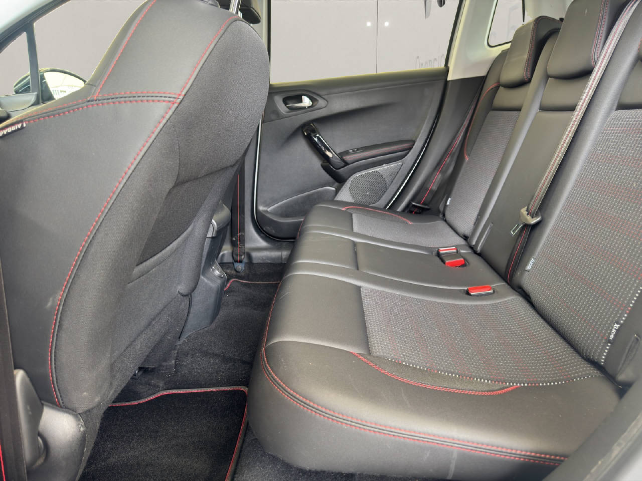 PEUGEOT 2008 1.2 PureTech 110 Allure S/S *Automat*-image-18