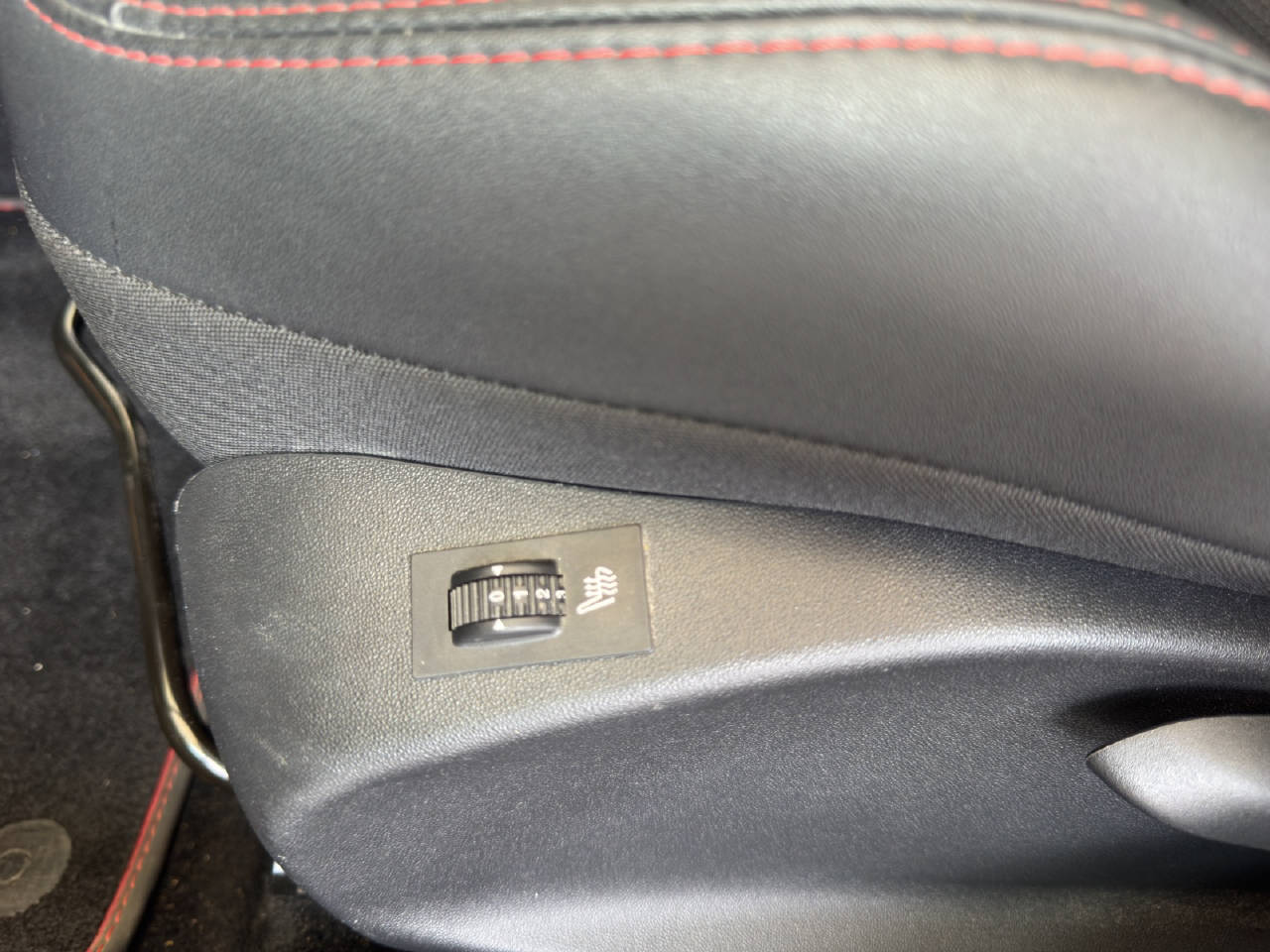 PEUGEOT 2008 1.2 PureTech 110 Allure S/S *Automat*-image-16