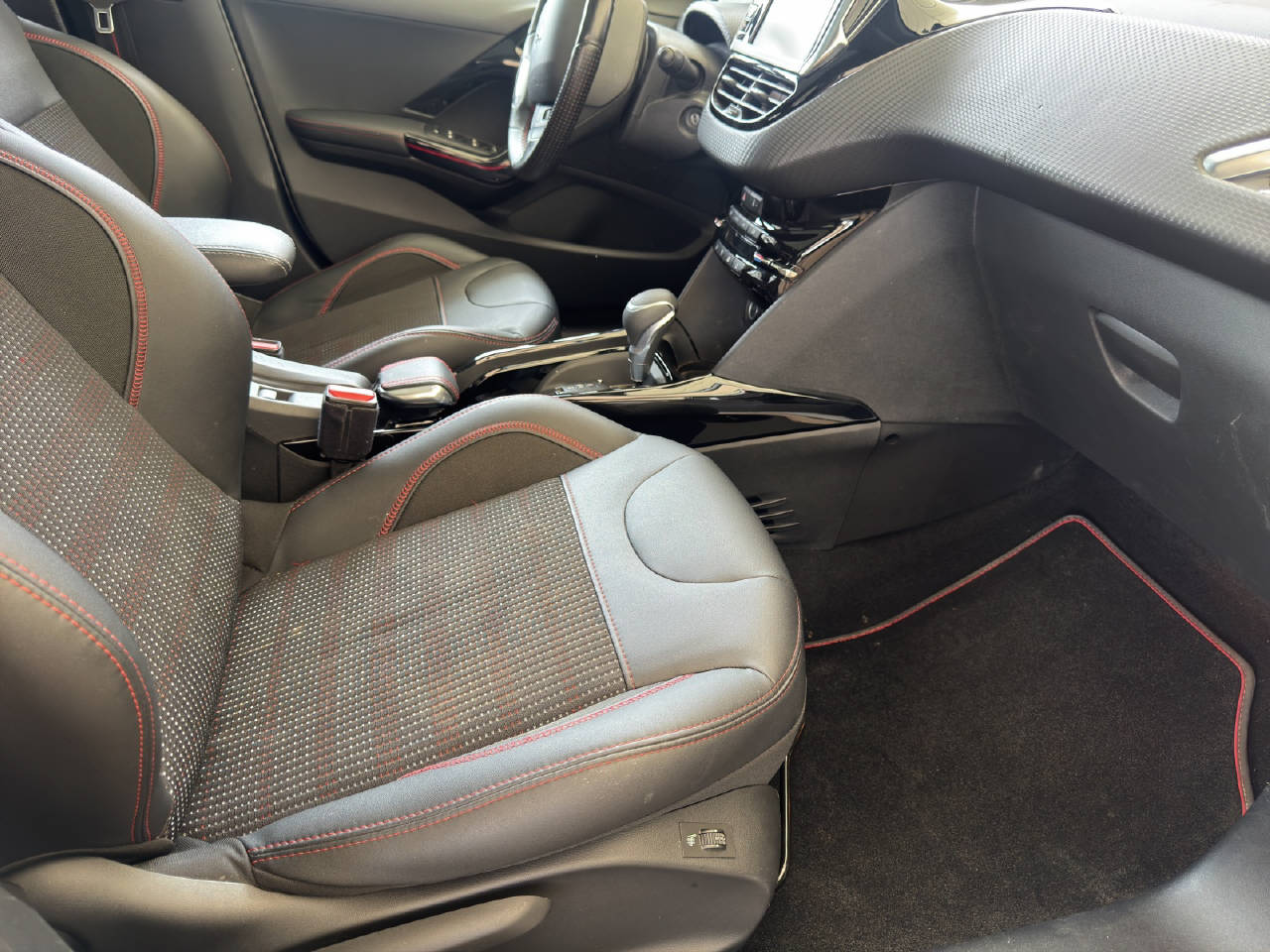 PEUGEOT 2008 1.2 PureTech 110 Allure S/S *Automat*-image-10