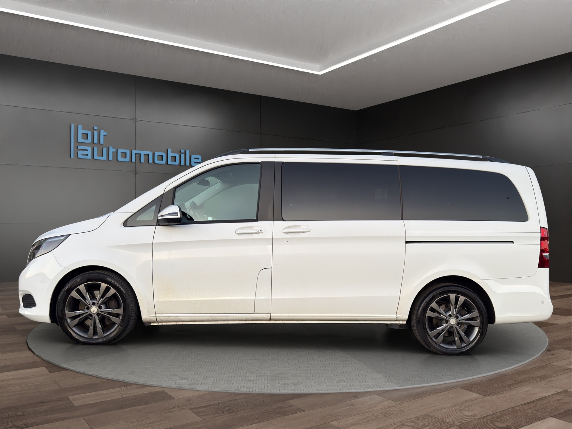 MERCEDES-BENZ V 220 d Exclusive lang 4Matic 7G-Tronic-image-2