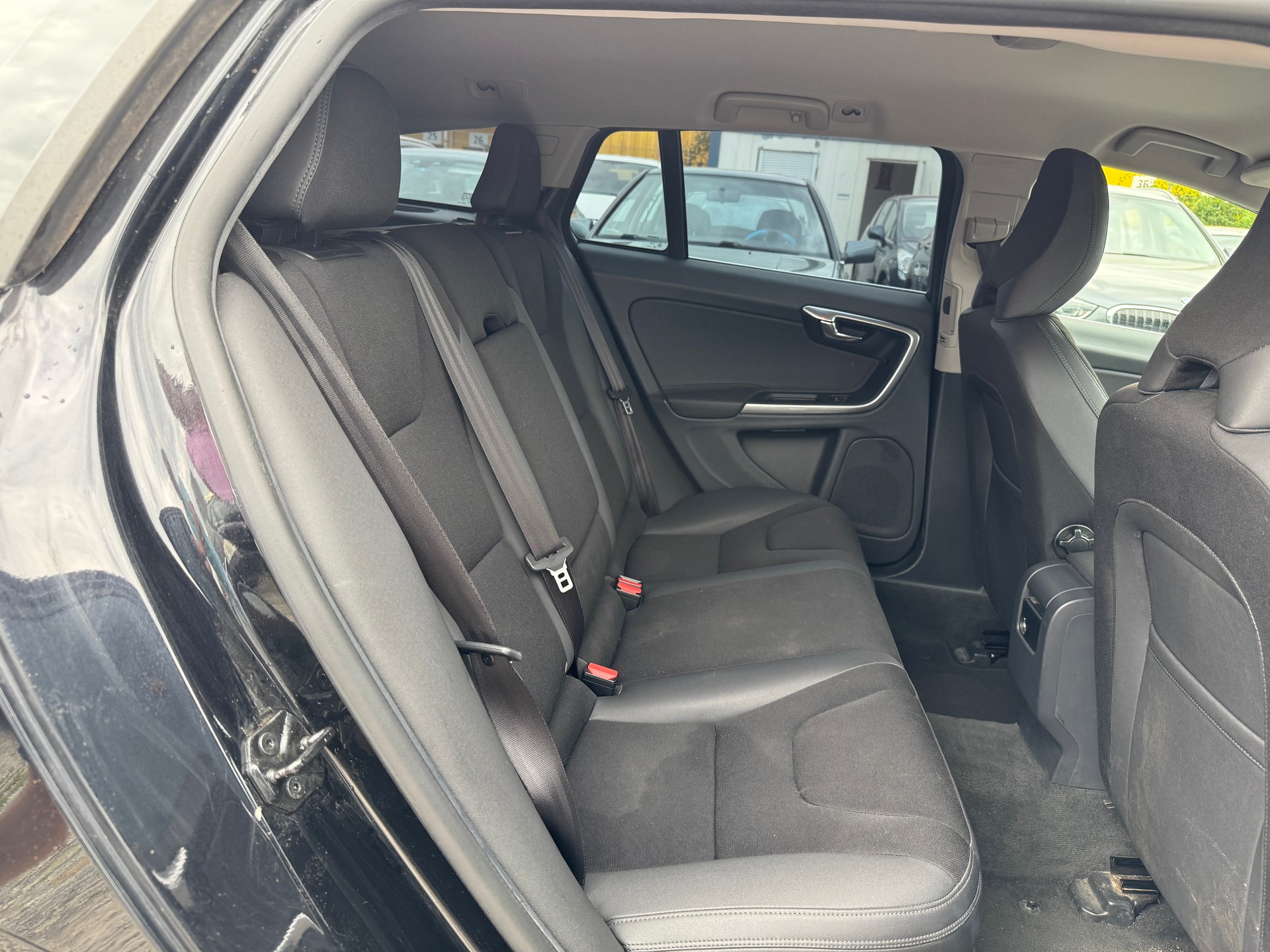 VOLVO V60 DRIVe-image-11