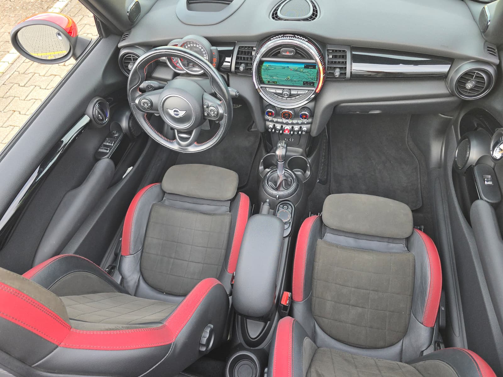 MINI Cooper John Cooper Works Cabriolet Steptronic-image-17