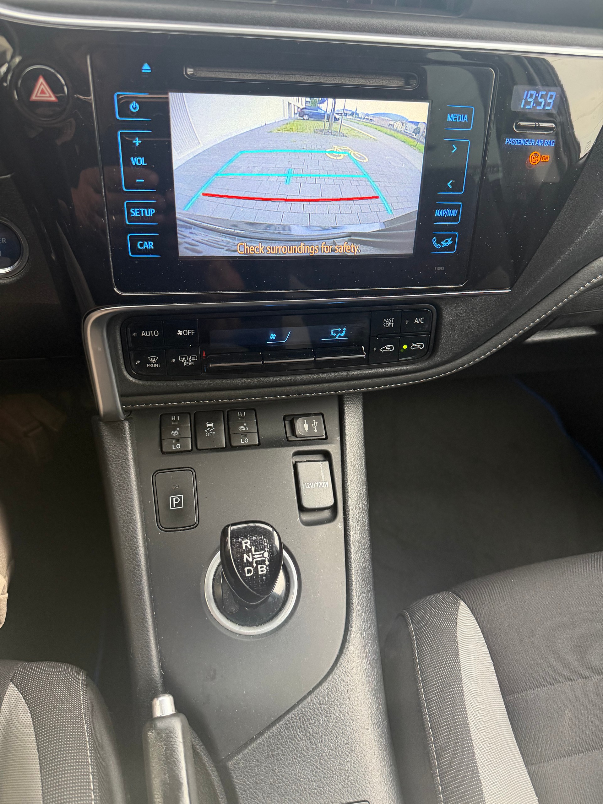 TOYOTA Auris Touring Sports 1.8 HSD Swiss Trend e-CVT-image-6
