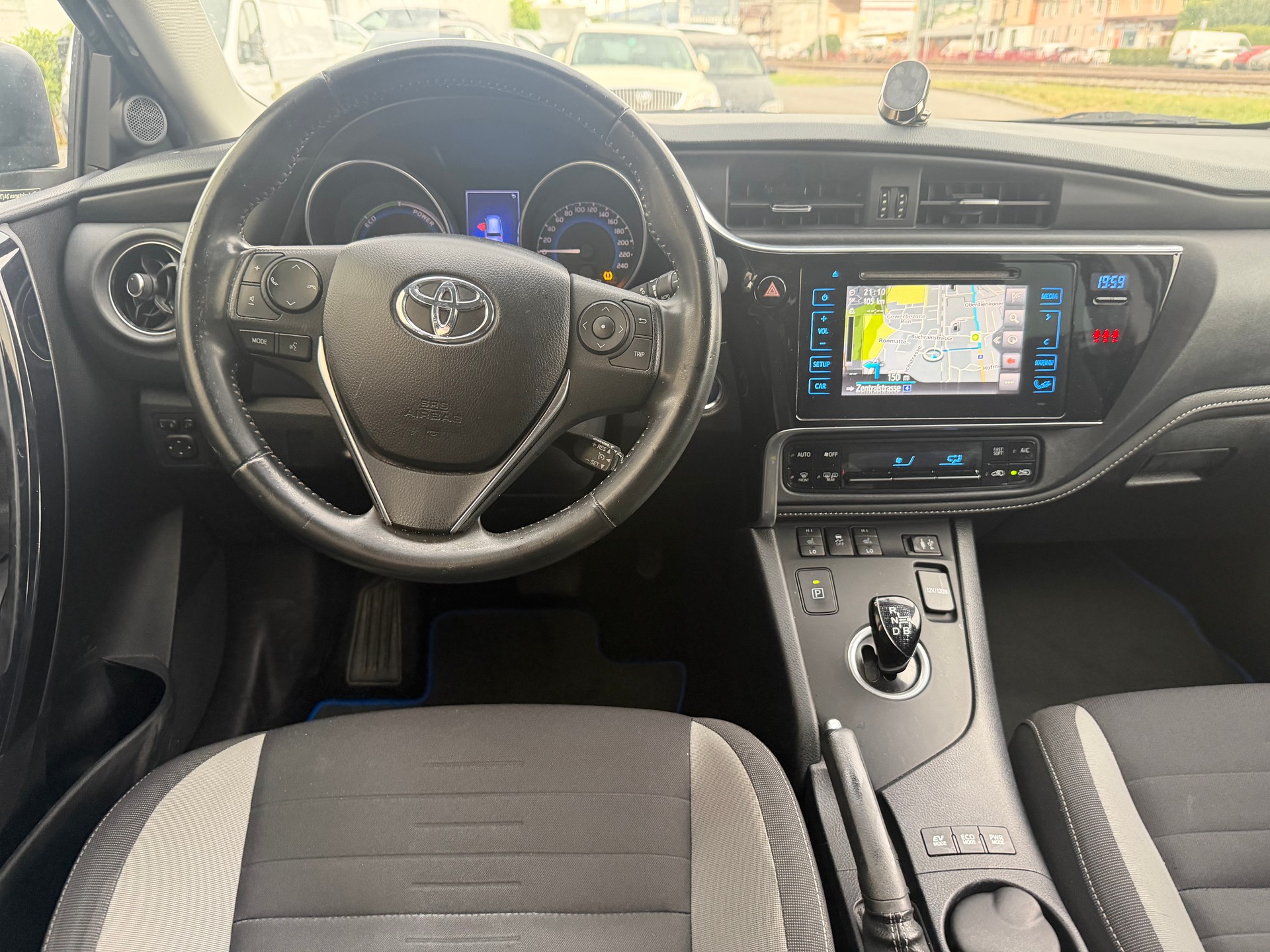 TOYOTA Auris Touring Sports 1.8 HSD Swiss Trend e-CVT-image-9