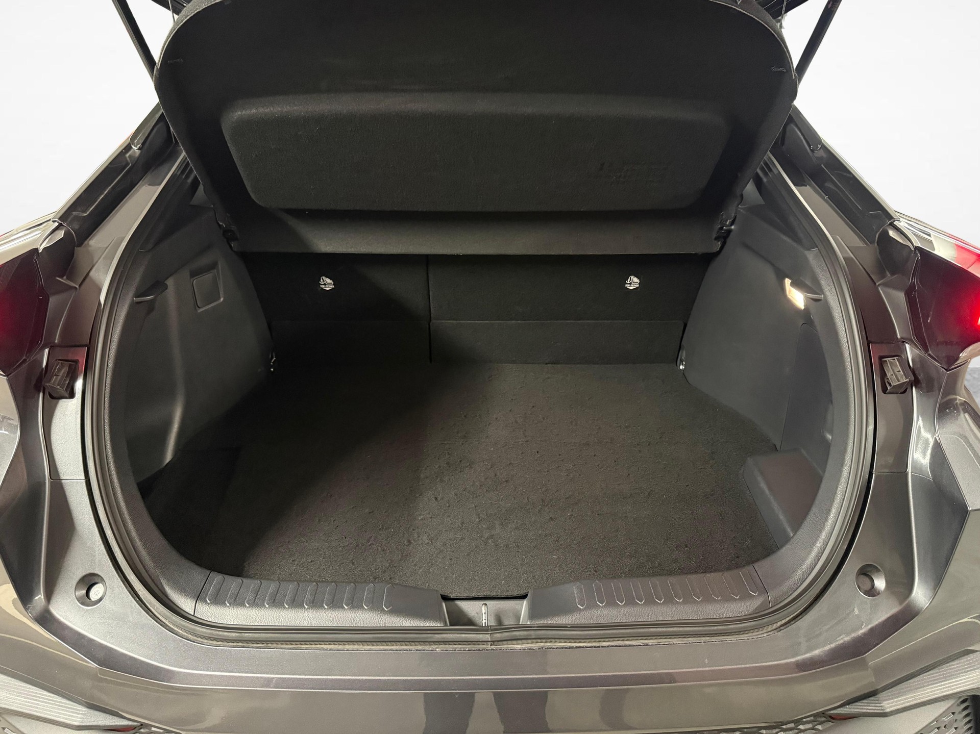 TOYOTA C-HR 2.0 PHEV Swiss Edition-image-14