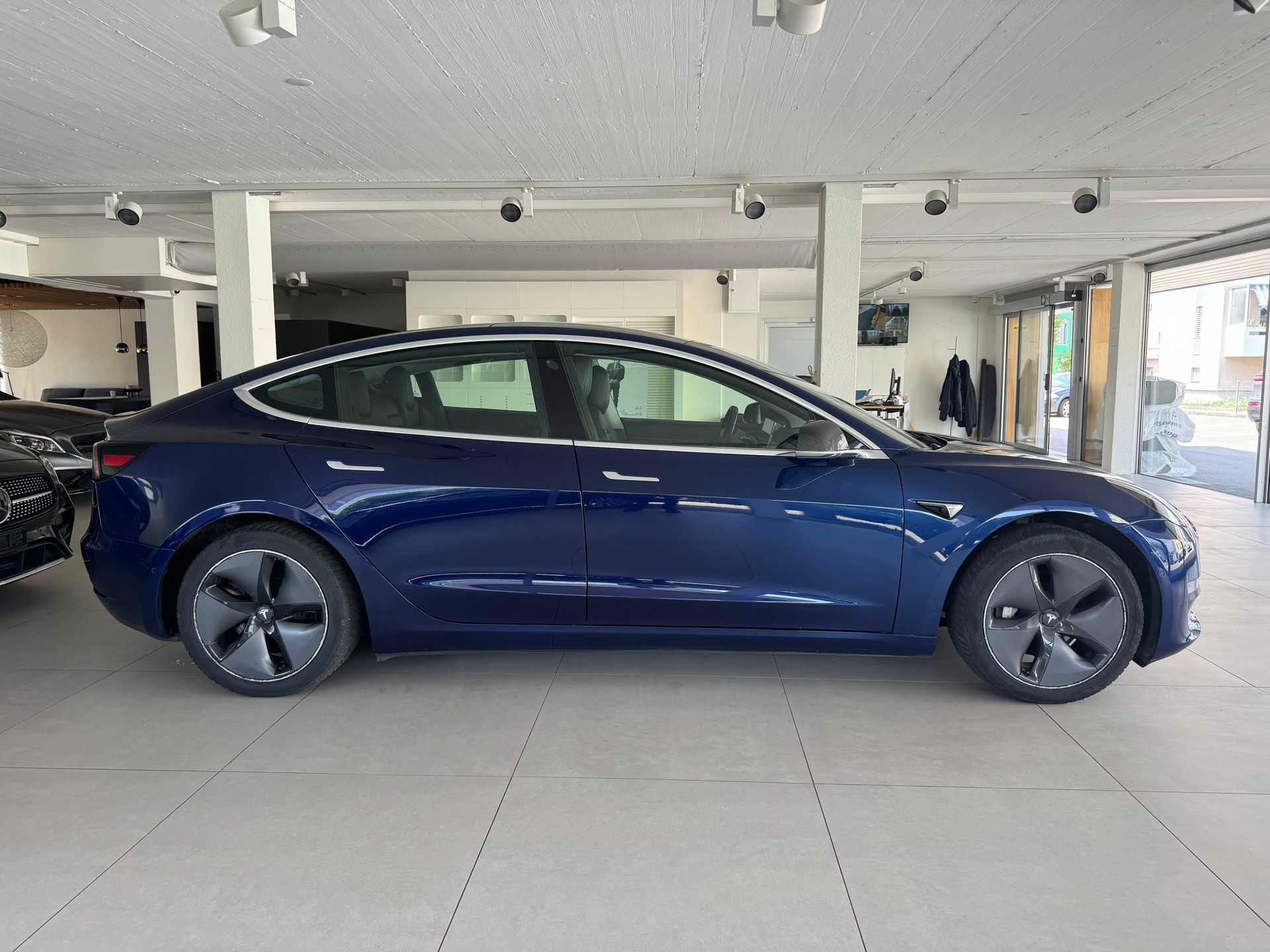 TESLA Model 3 Long Range Dual Motor AWD-showroom-element-3