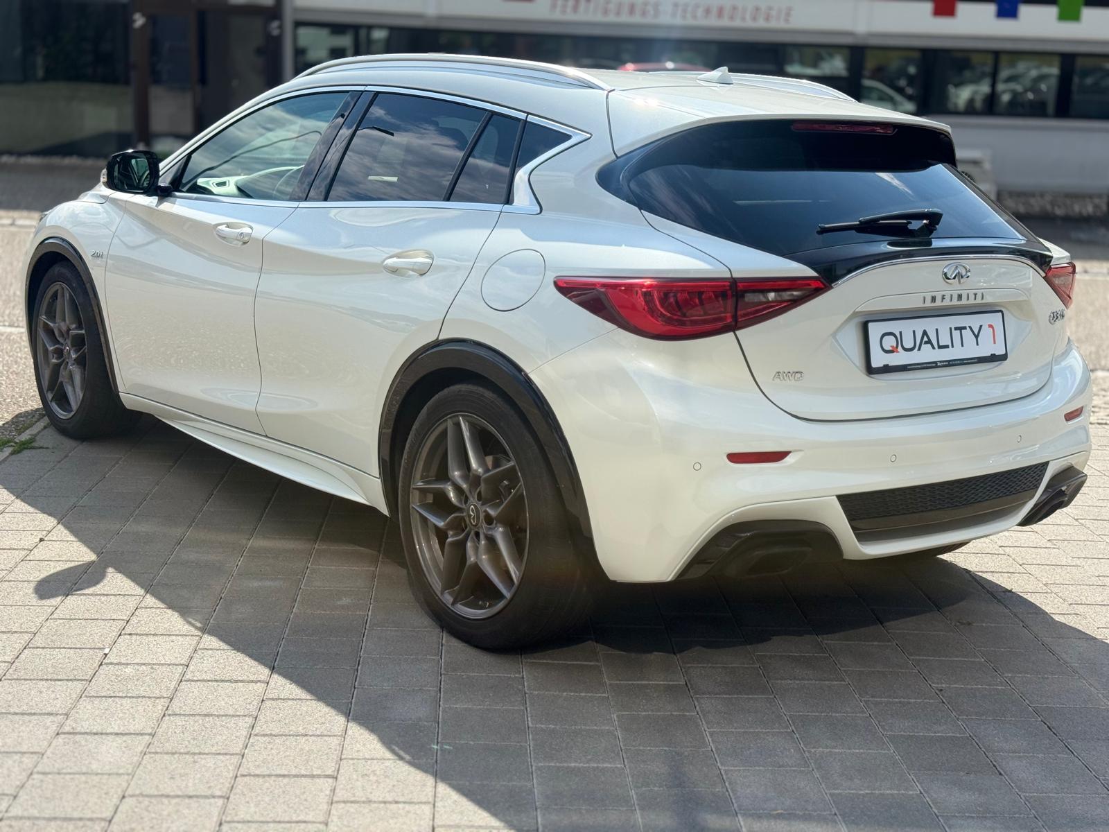 INFINITI Q30 2.0t Sport AWD DCT-showroom-element-2
