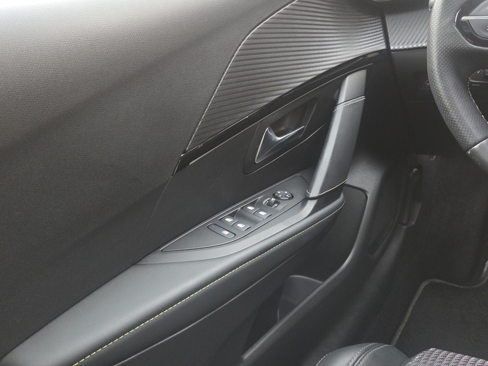 PEUGEOT 208 1.2 PureTech GT Line EAT8-image-15