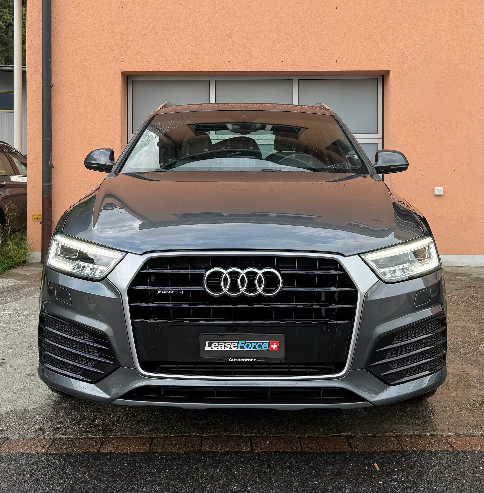 AUDI Q3 2.0 TFSI S-Line quattro S-tronic-image-4