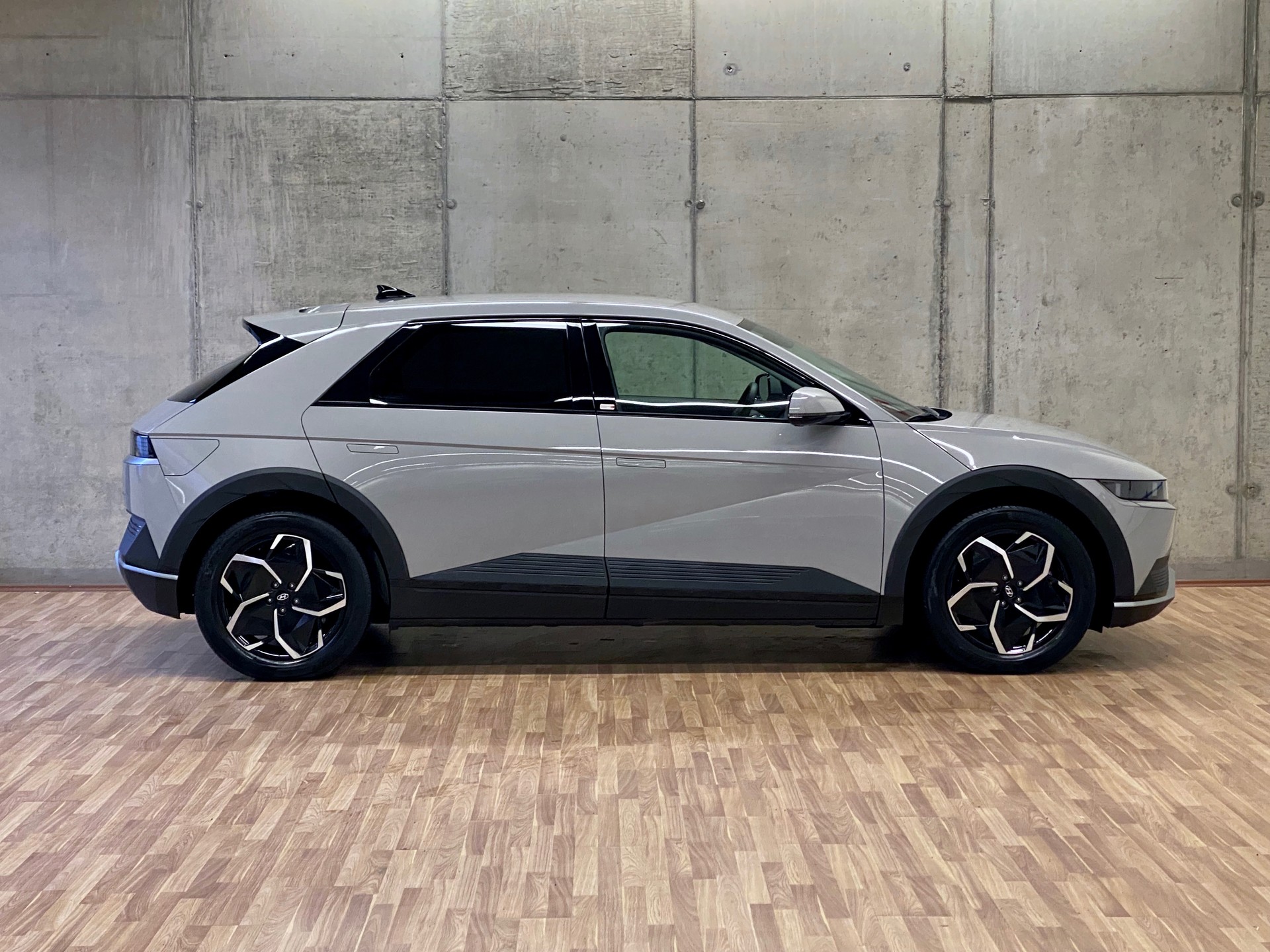 HYUNDAI Ioniq 5 77kWh*Swiss*Amplia*4WD*Wärmepumpe*-image-4
