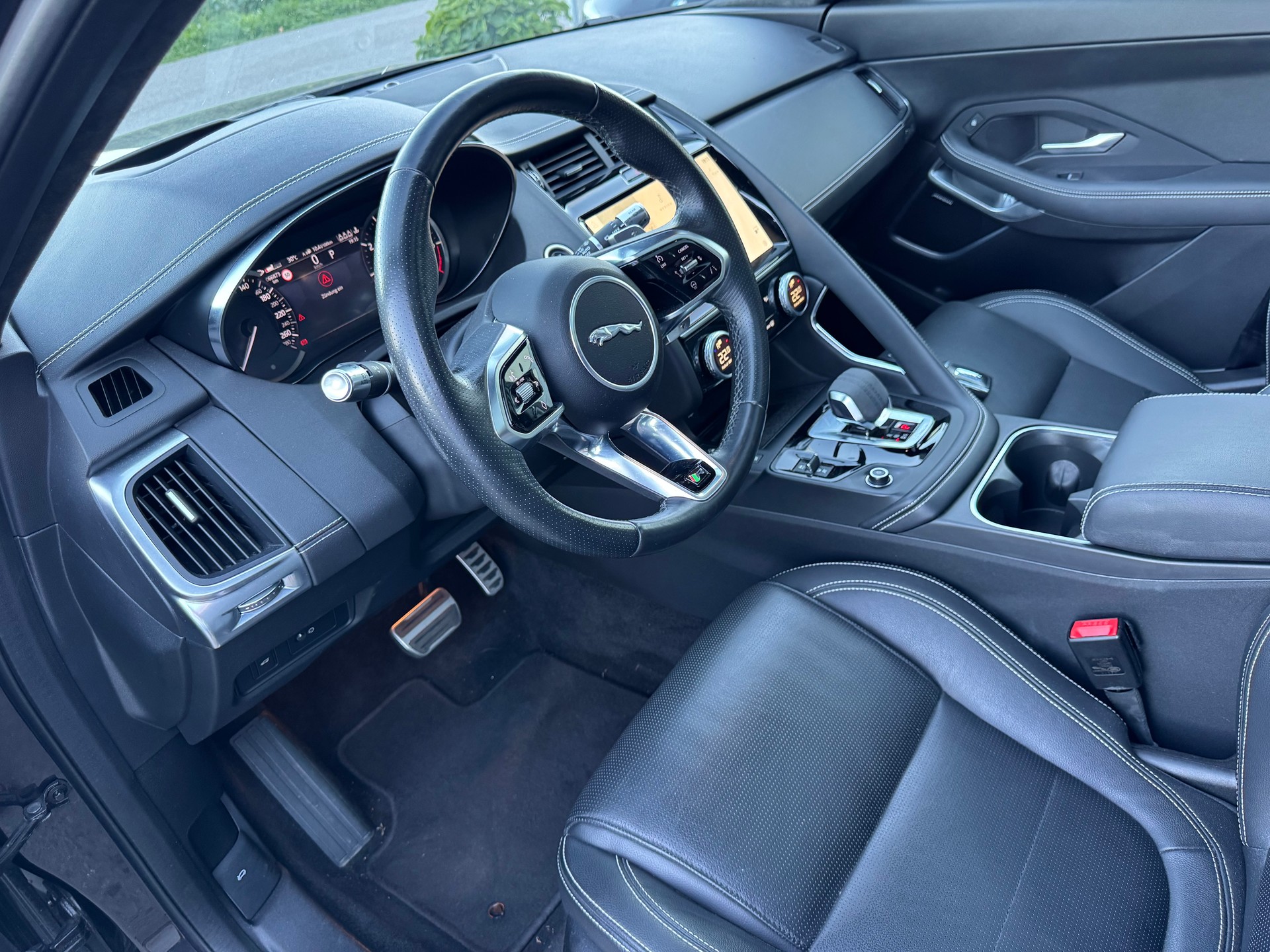 JAGUAR E-Pace 2.0 P200 R-Dynamic AWD Black-image-17