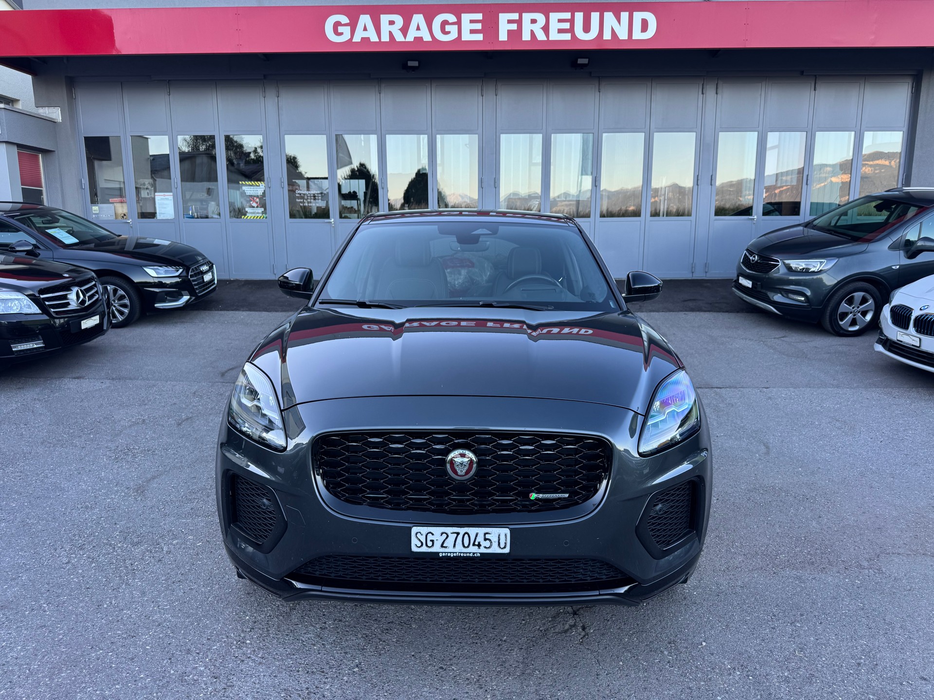 JAGUAR E-Pace 2.0 P200 R-Dynamic AWD Black-image-5