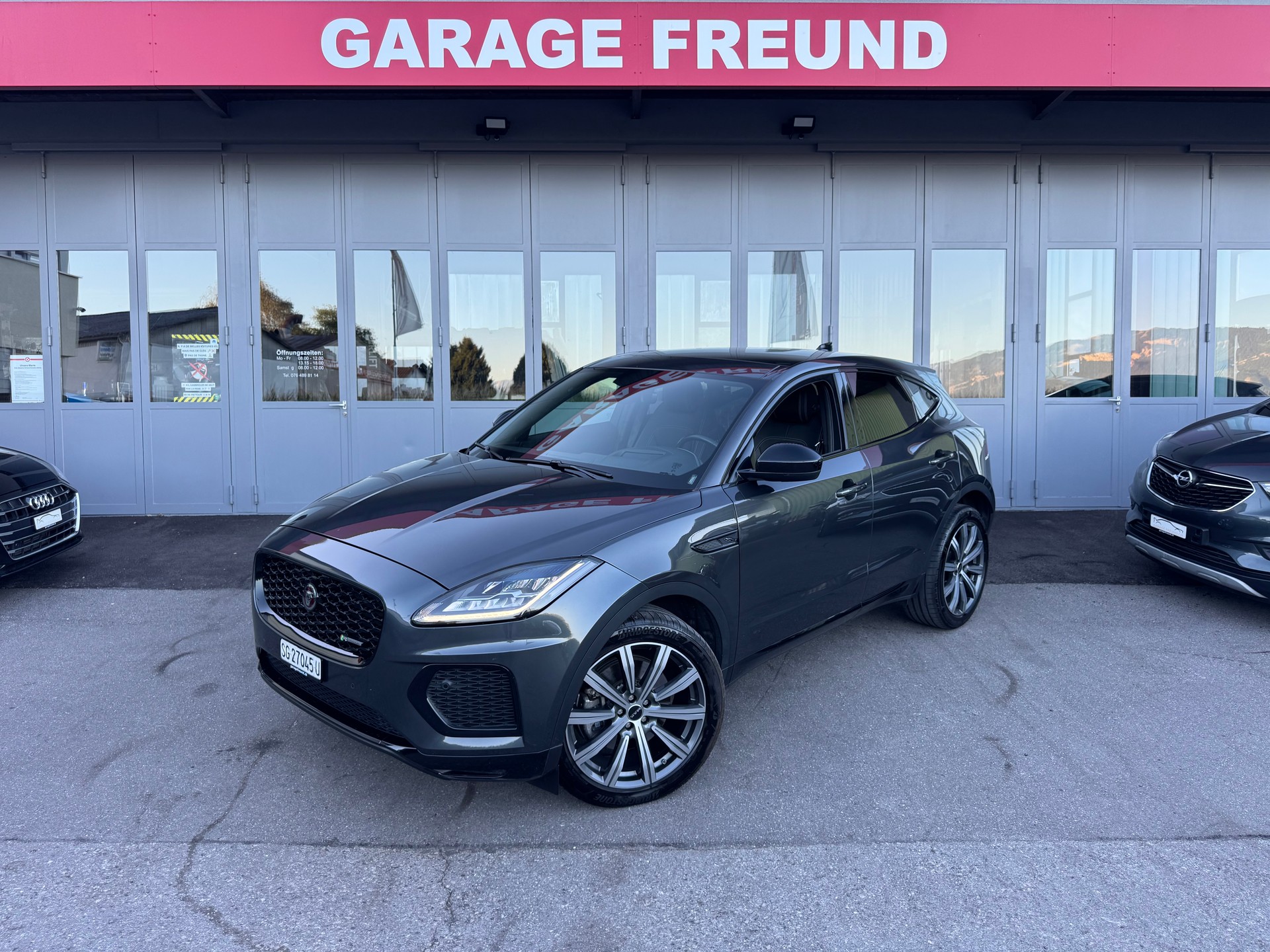 JAGUAR E-Pace 2.0 P200 R-Dynamic AWD Black-showroom-element-3
