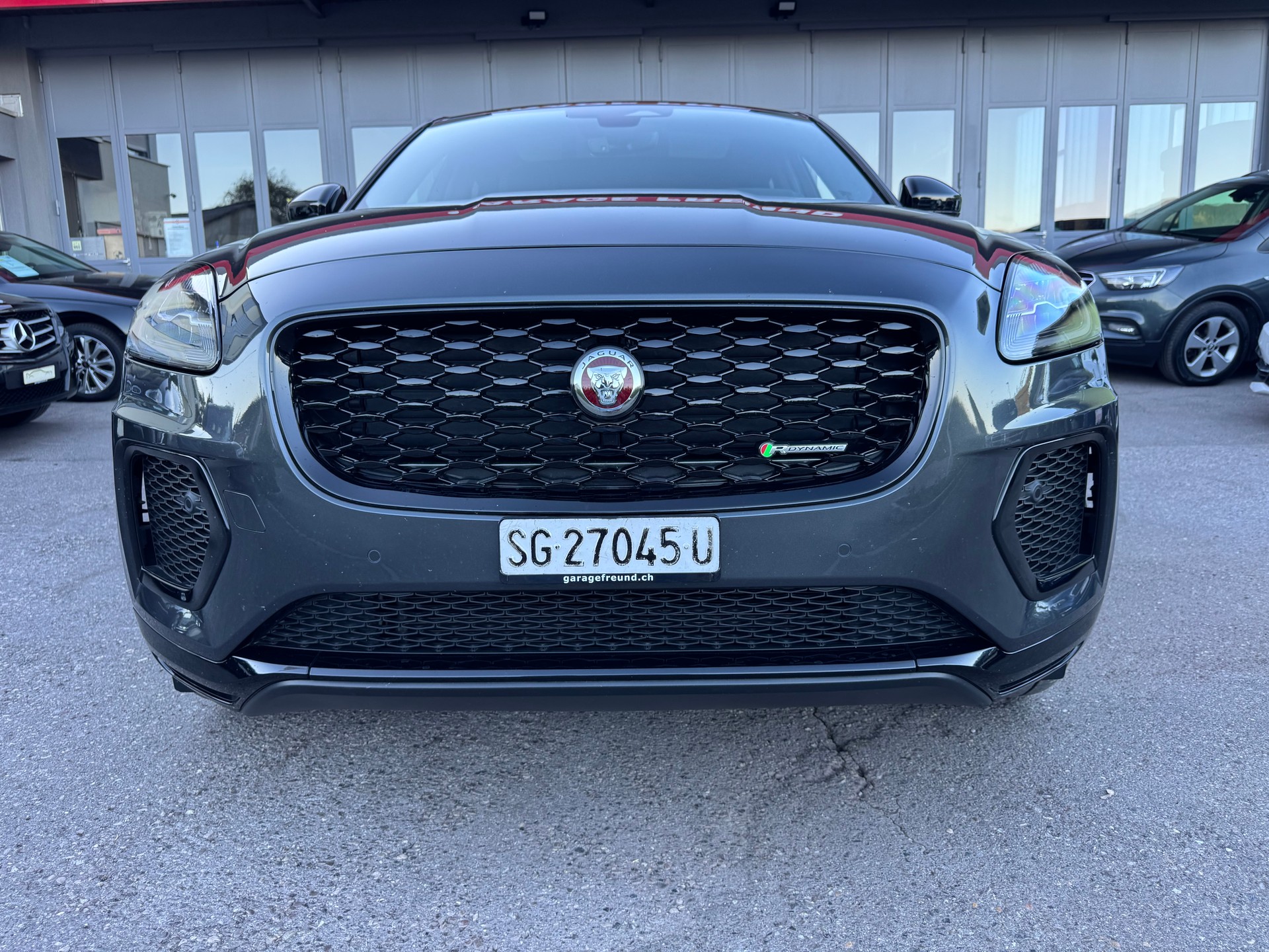 JAGUAR E-Pace 2.0 P200 R-Dynamic AWD Black-showroom-element-2