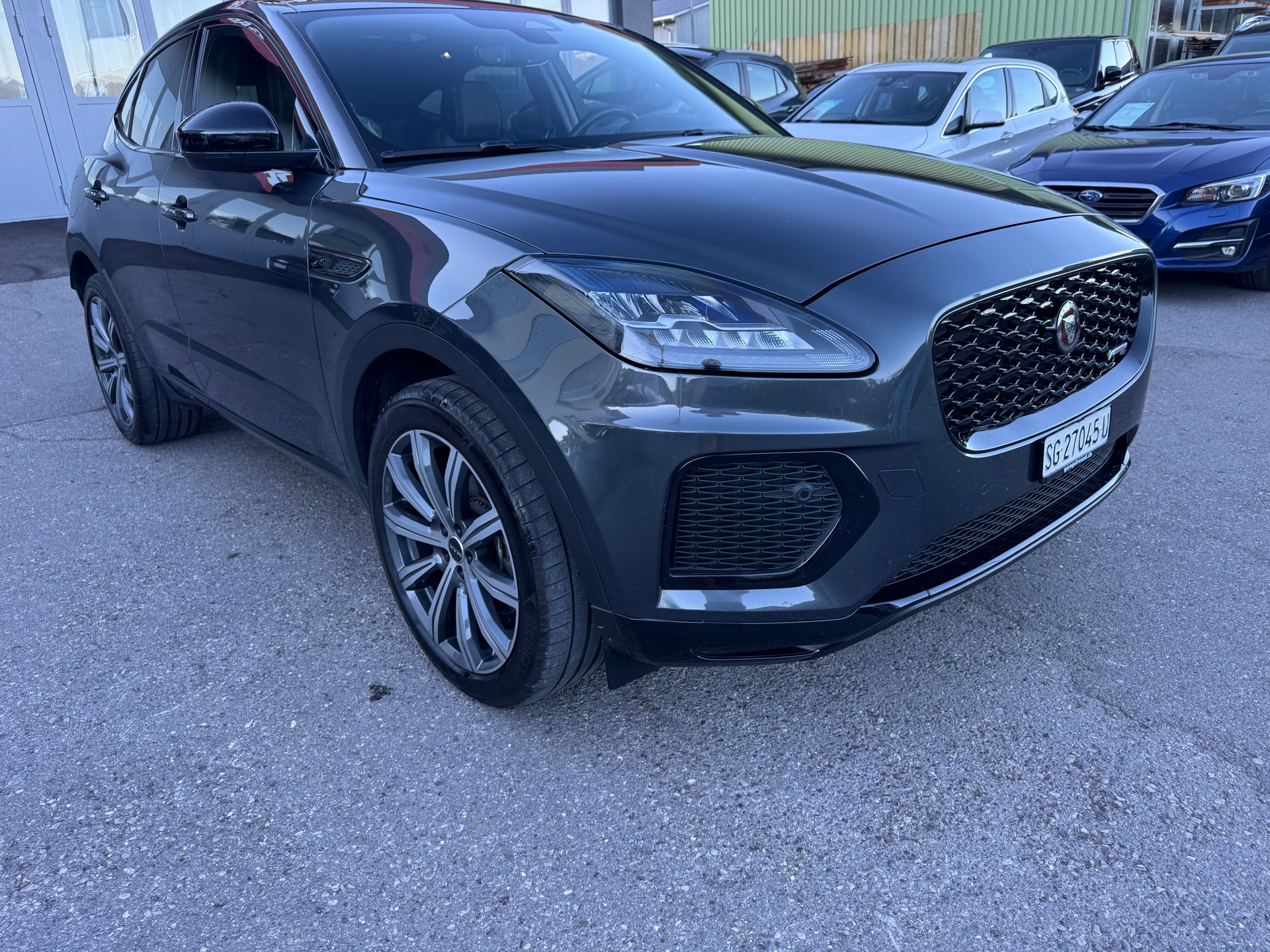 JAGUAR E-Pace 2.0 P200 R-Dynamic AWD Black-showroom-element-1