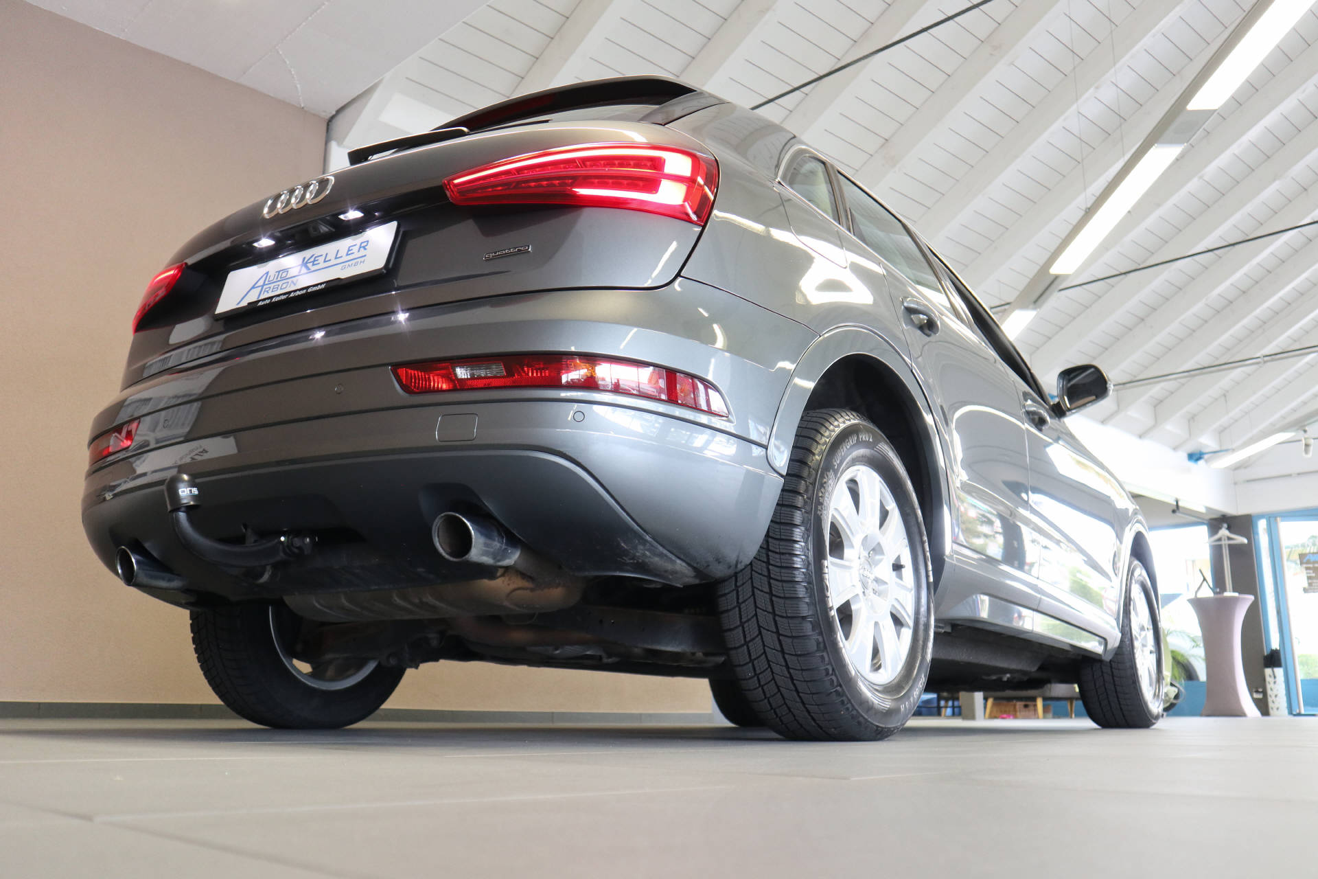 AUDI Q3 2.0 TFSI Design quattro S-Tr.-image-4