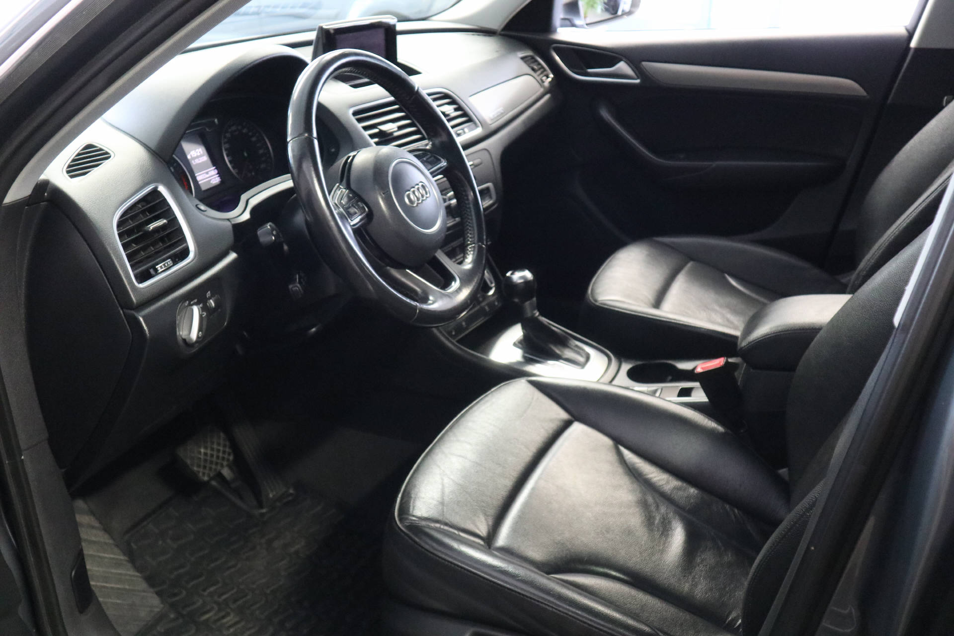 AUDI Q3 2.0 TFSI Design quattro S-Tr.-image-10
