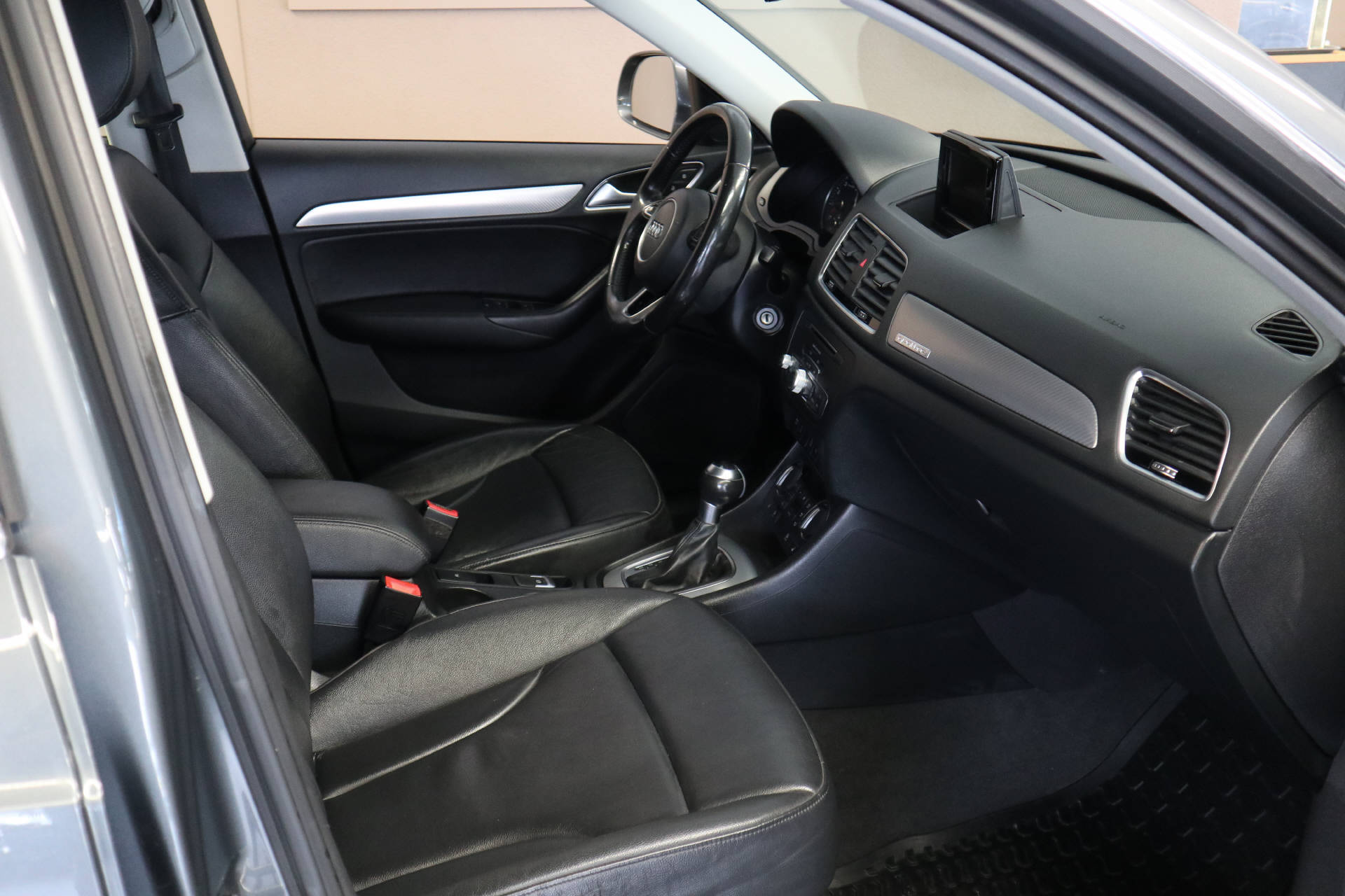 AUDI Q3 2.0 TFSI Design quattro S-Tr.-image-6